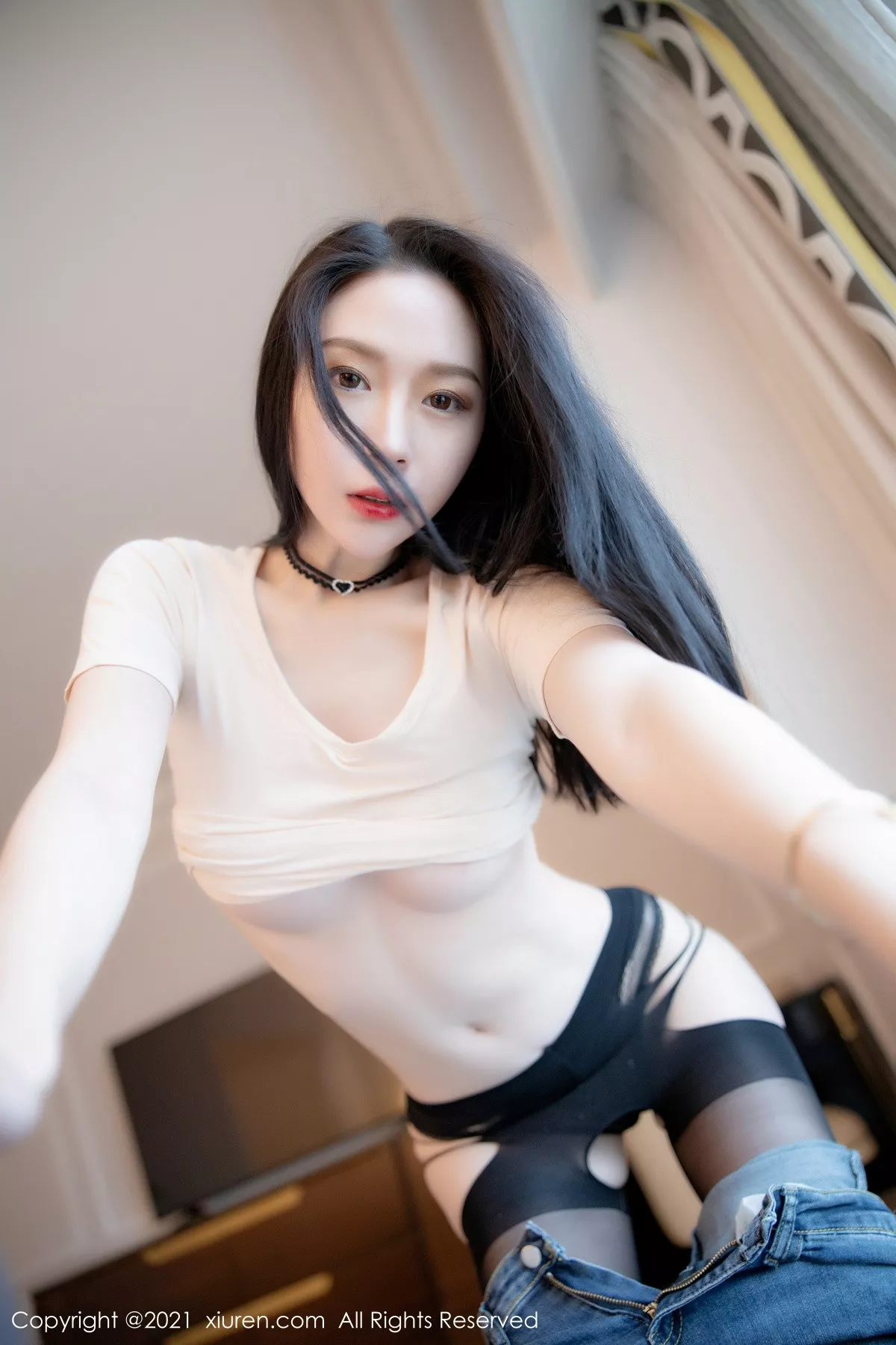 秀人集.com_[XiuRen秀人网]No.3218_嫩模梦心月心愿旅拍私房脱紧身牛仔裤露黑丝裤袜极致魅惑写真98P