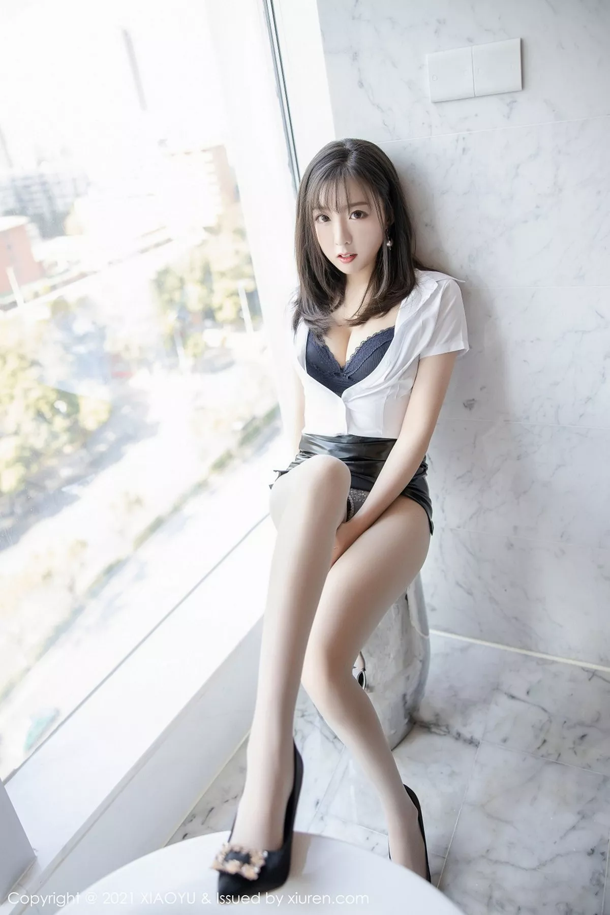 秀人集.com_[XiaoYu画语界]Vol.470_新人模特蜜桃酱o白衬衫配黑皮裙主题脱肉丝露翘臀诱惑写真94P
