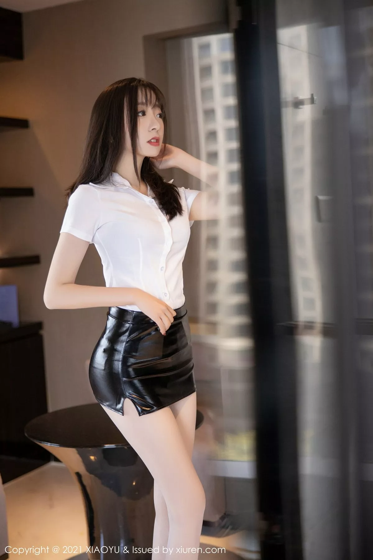 秀人集.com_[XiaoYu画语界]Vol.470_新人模特蜜桃酱o白衬衫配黑皮裙主题脱肉丝露翘臀诱惑写真94P
