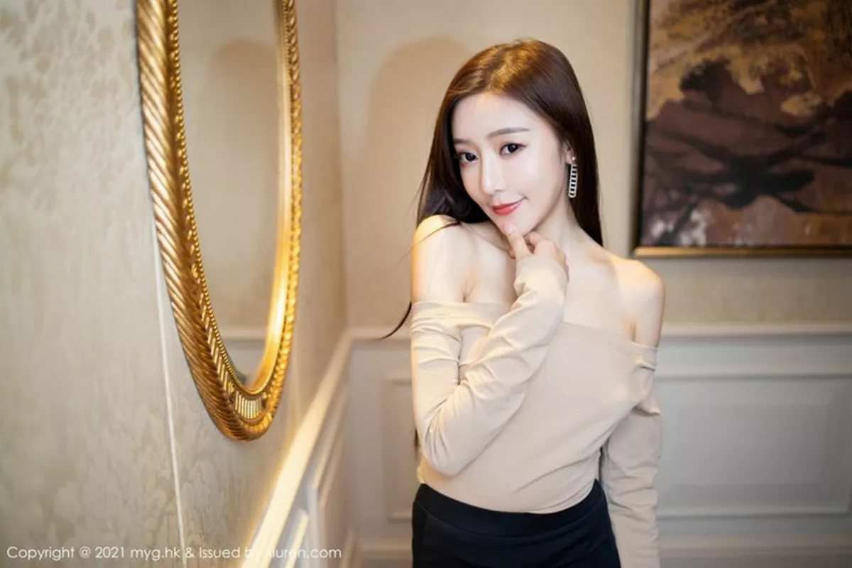 秀人集.com_[MyGirl美媛馆]Vol.490_女神王馨瑶yanni淡雅都市OL主题黑裙下超薄黑丝裤袜诱惑写真100P