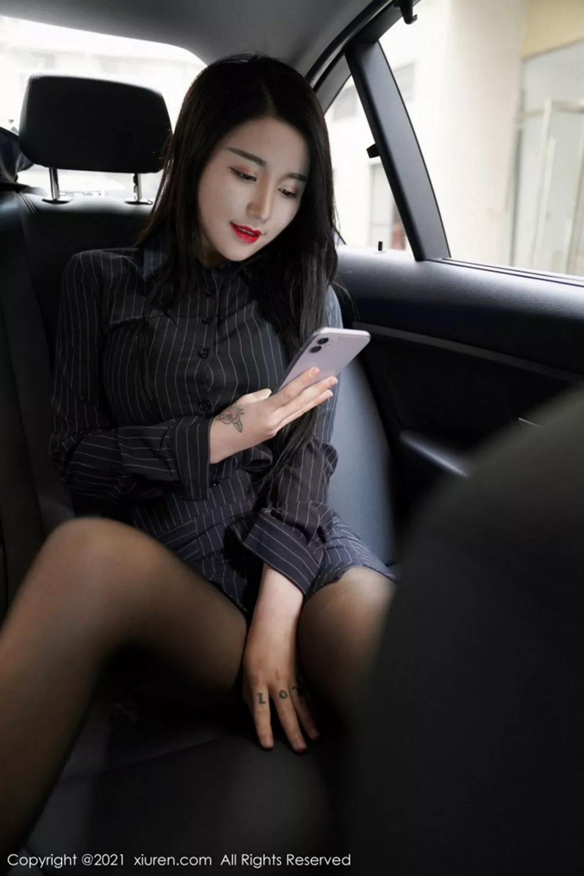 秀人集.com_[XiuRen秀人网]No.3111_嫩模美七Mia车内黑色OL主题撩裙无内黑丝裤袜秀翘臀诱惑写真97P