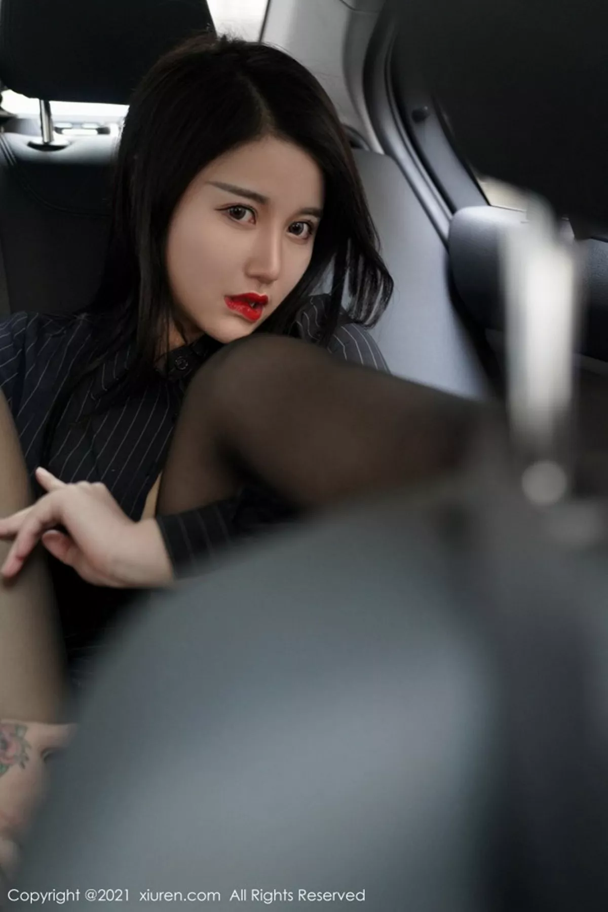 秀人集.com_[XiuRen秀人网]No.3111_嫩模美七Mia车内黑色OL主题撩裙无内黑丝裤袜秀翘臀诱惑写真97P