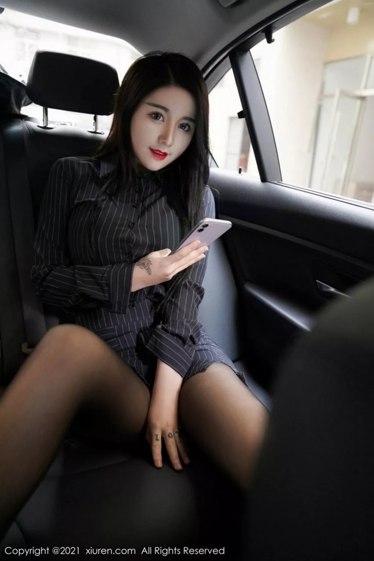 秀人集.com_[XiuRen秀人网]No.3111_嫩模美七Mia车内黑色OL主题撩裙无内黑丝裤袜秀翘臀诱惑写真97P