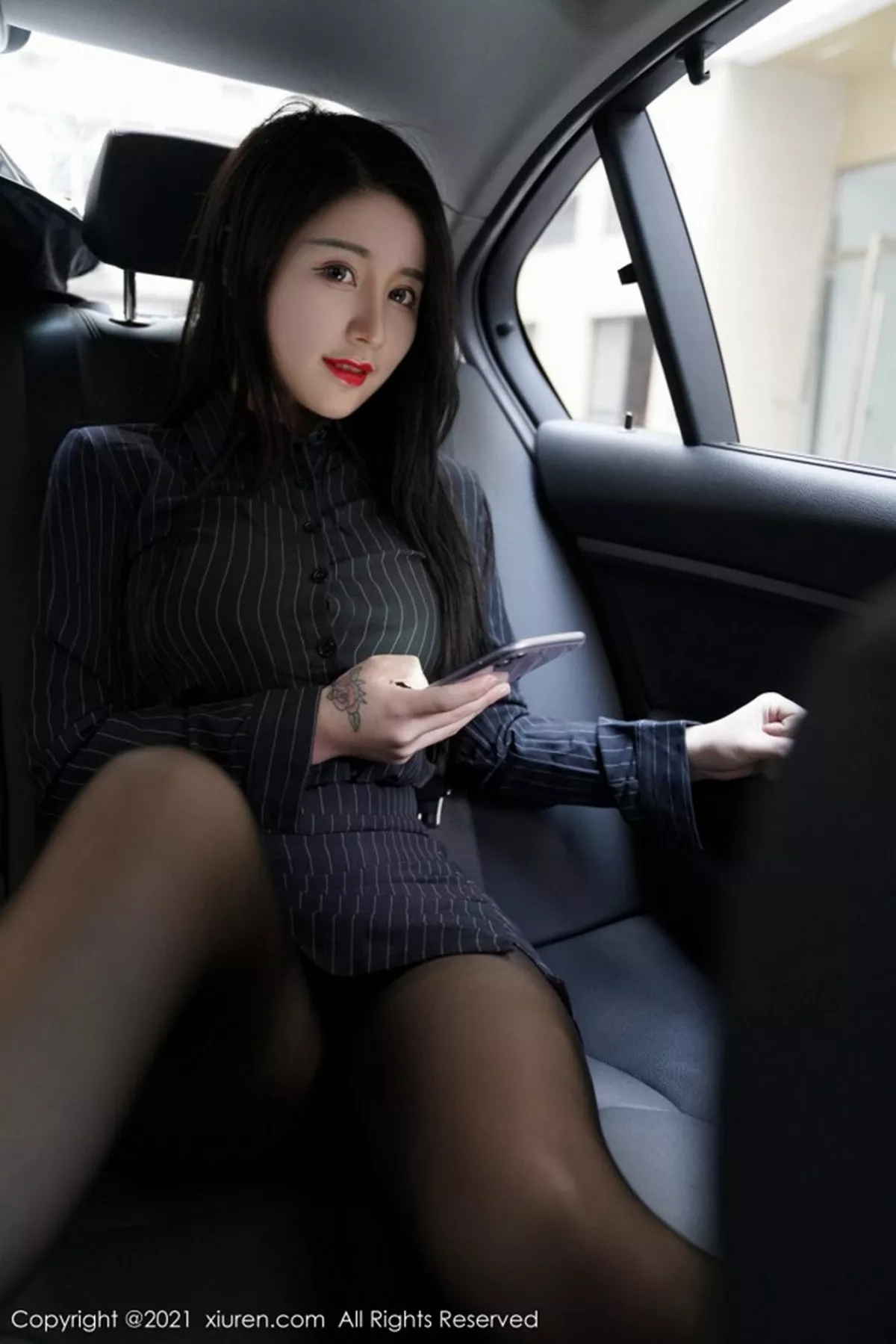 秀人集.com_[XiuRen秀人网]No.3111_嫩模美七Mia车内黑色OL主题撩裙无内黑丝裤袜秀翘臀诱惑写真97P