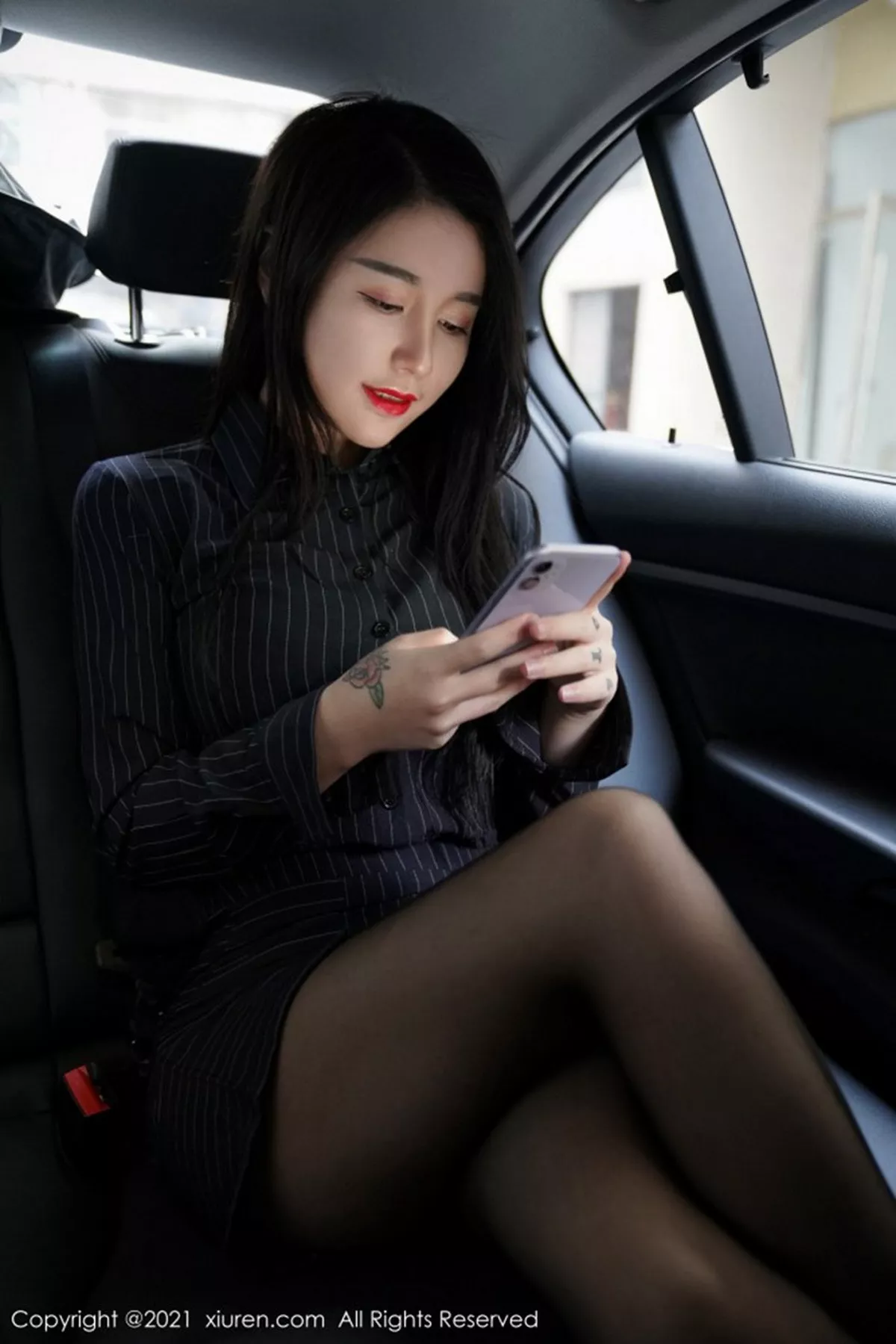 秀人集.com_[XiuRen秀人网]No.3111_嫩模美七Mia车内黑色OL主题撩裙无内黑丝裤袜秀翘臀诱惑写真97P