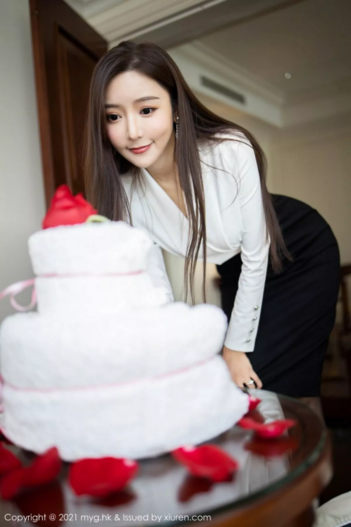 秀人集.com_[MyGirl美媛馆]Vol.492_女神王馨瑶yanni上司过生日主题黑裙下黑丝裤袜秀美腿诱惑写真88P