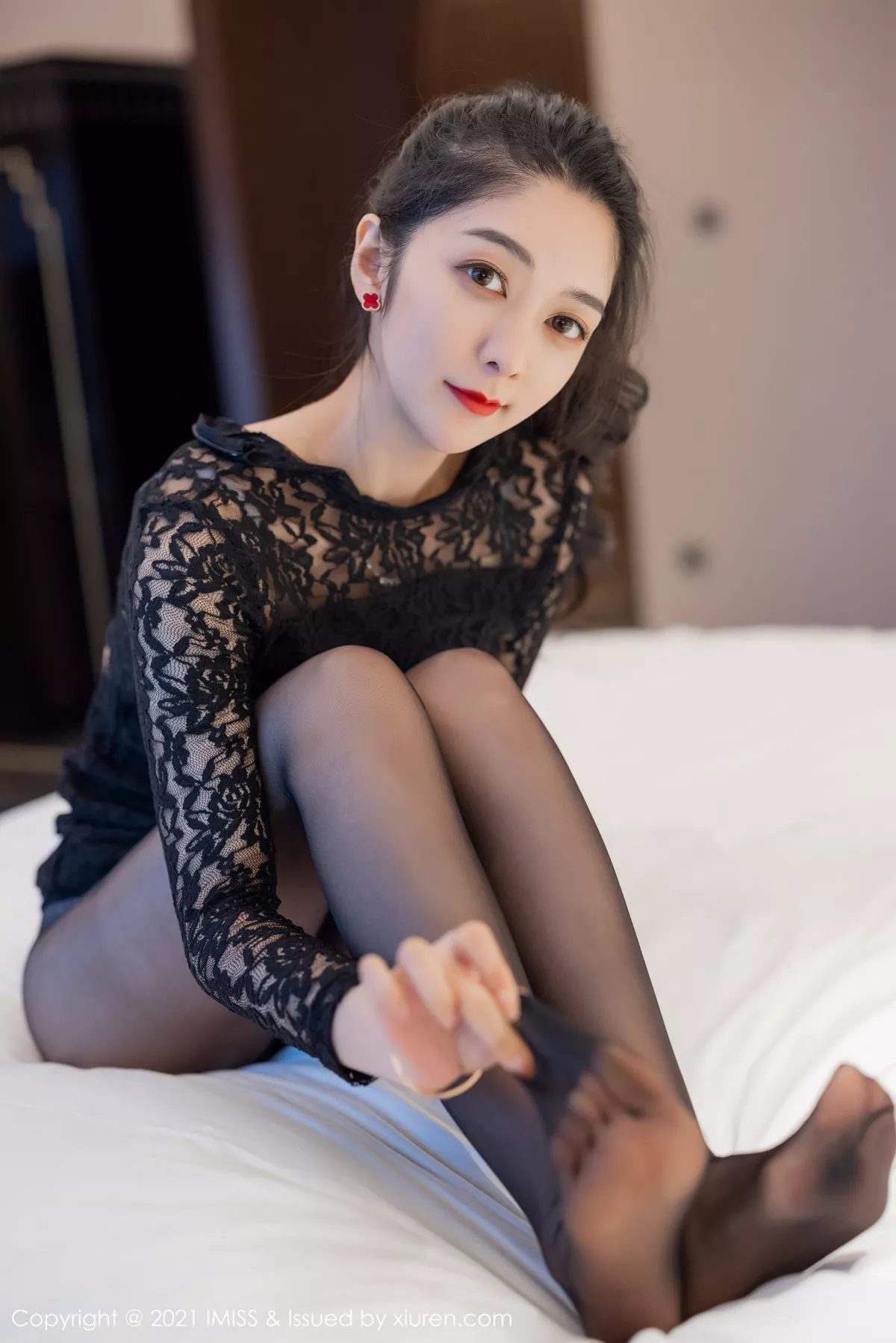 秀人集.com_[IMISS爱蜜社]Vol.566_女神小热巴私房床上半脱露性感内衣黑丝裤袜撩人诱惑写真63P