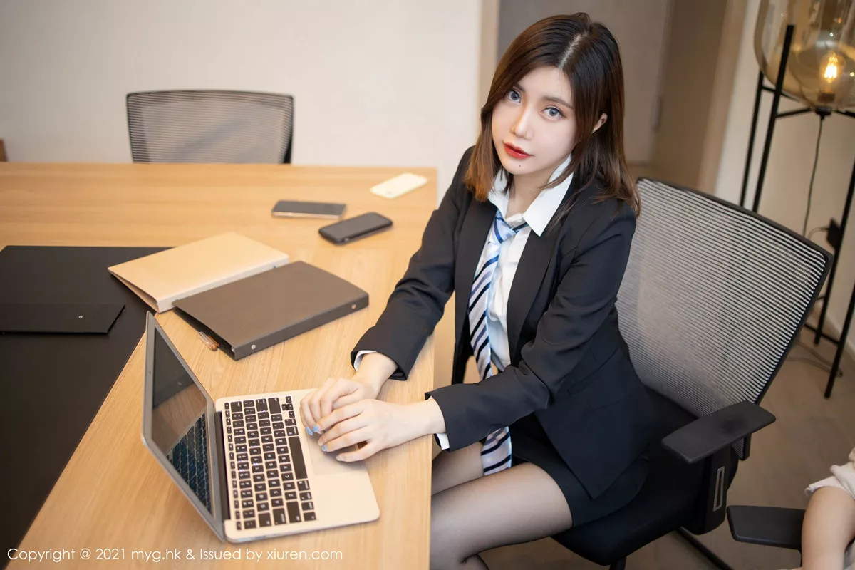 秀人集.com_[MyGirl美媛馆]Vol.499_女神Carina绮里嘉性感白衬衣配黑短裙露黑丝裤袜撩人诱惑写真80P