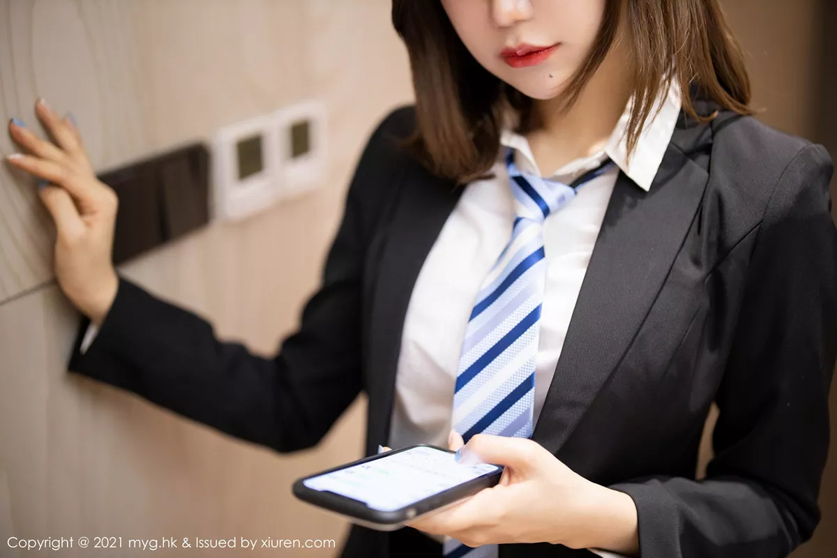 秀人集.com_[MyGirl美媛馆]Vol.499_女神Carina绮里嘉性感白衬衣配黑短裙露黑丝裤袜撩人诱惑写真80P