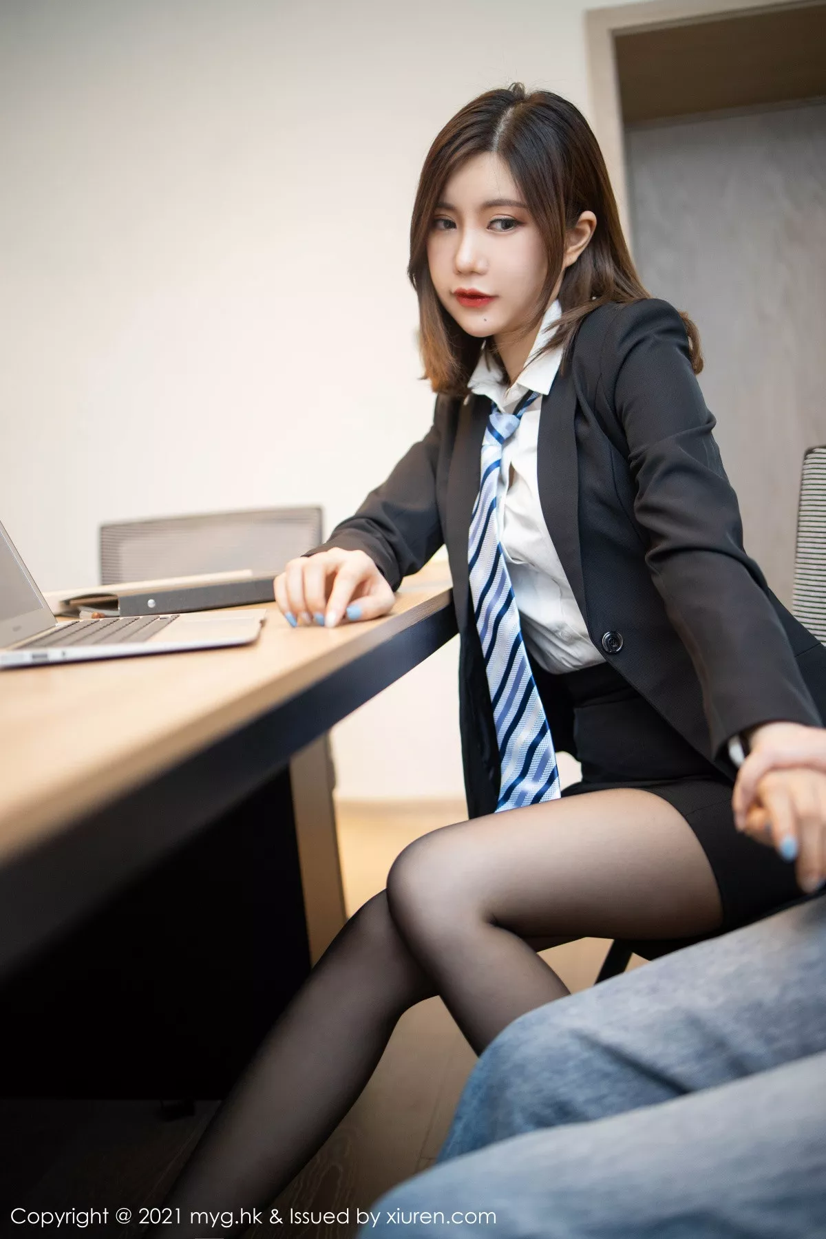 秀人集.com_[MyGirl美媛馆]Vol.499_女神Carina绮里嘉性感白衬衣配黑短裙露黑丝裤袜撩人诱惑写真80P