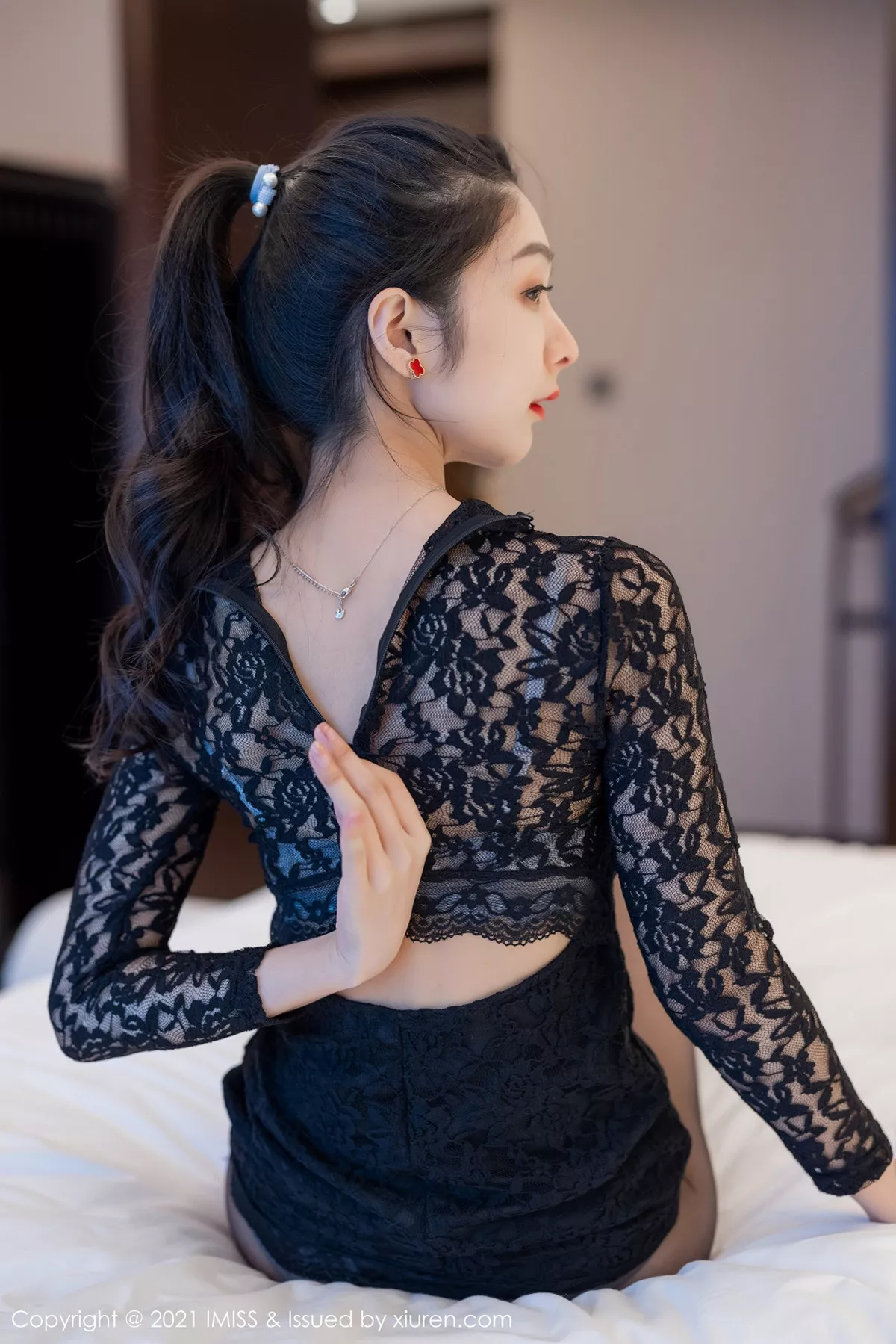 秀人集.com_[IMISS爱蜜社]Vol.566_女神小热巴私房床上半脱露性感内衣黑丝裤袜撩人诱惑写真63P