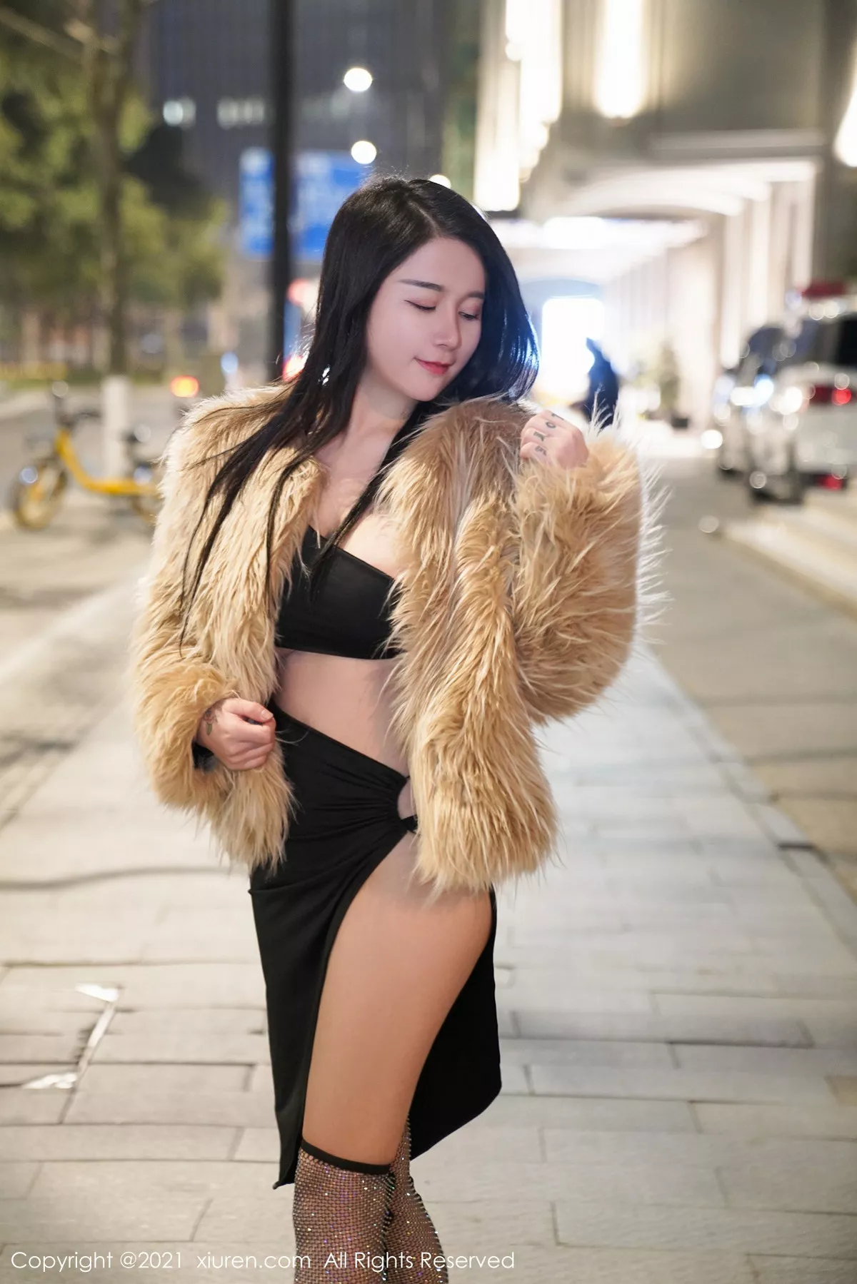 秀人集.com_[XiuRen秀人网]No.3222_嫩模美七Mia户外轻薄皮草服饰露性感黑色内衣秀丰满身材诱惑写真53P