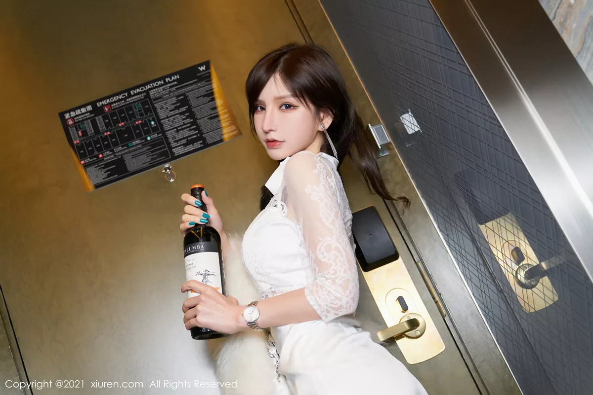 秀人集.com_[XiuRen秀人网]No.3230_女神周于希Sandy私房床上酒后半脱露丰满身材极致诱惑写真70P