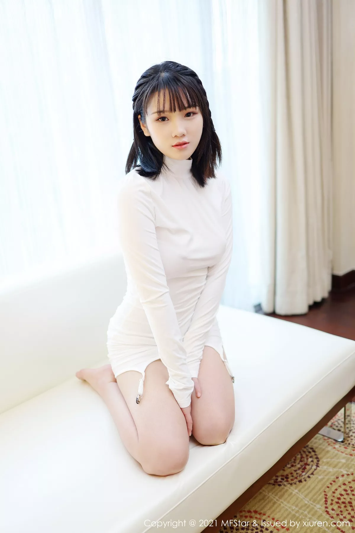 秀人集.com_[MFStar模范学院]Vol.473_新人模特果果吖私房性感白色服饰半脱黑色内裤诱惑写真40P