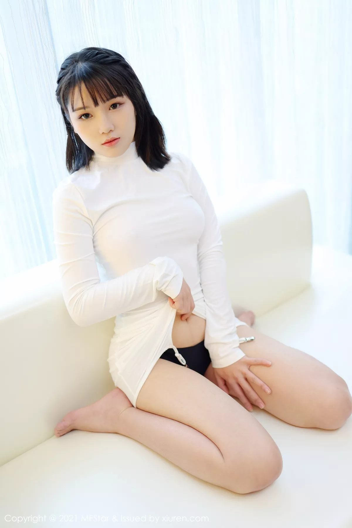 秀人集.com_[MFStar模范学院]Vol.473_新人模特果果吖私房性感白色服饰半脱黑色内裤诱惑写真40P