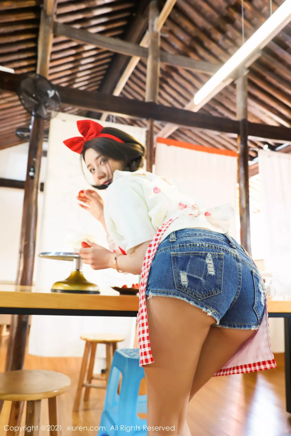 秀人集.com_[XiuRen秀人网]No.3243_嫩模夏西CiCi蛋糕室服务员主题半脱真空无内秀豪乳翘臀诱惑写真50P