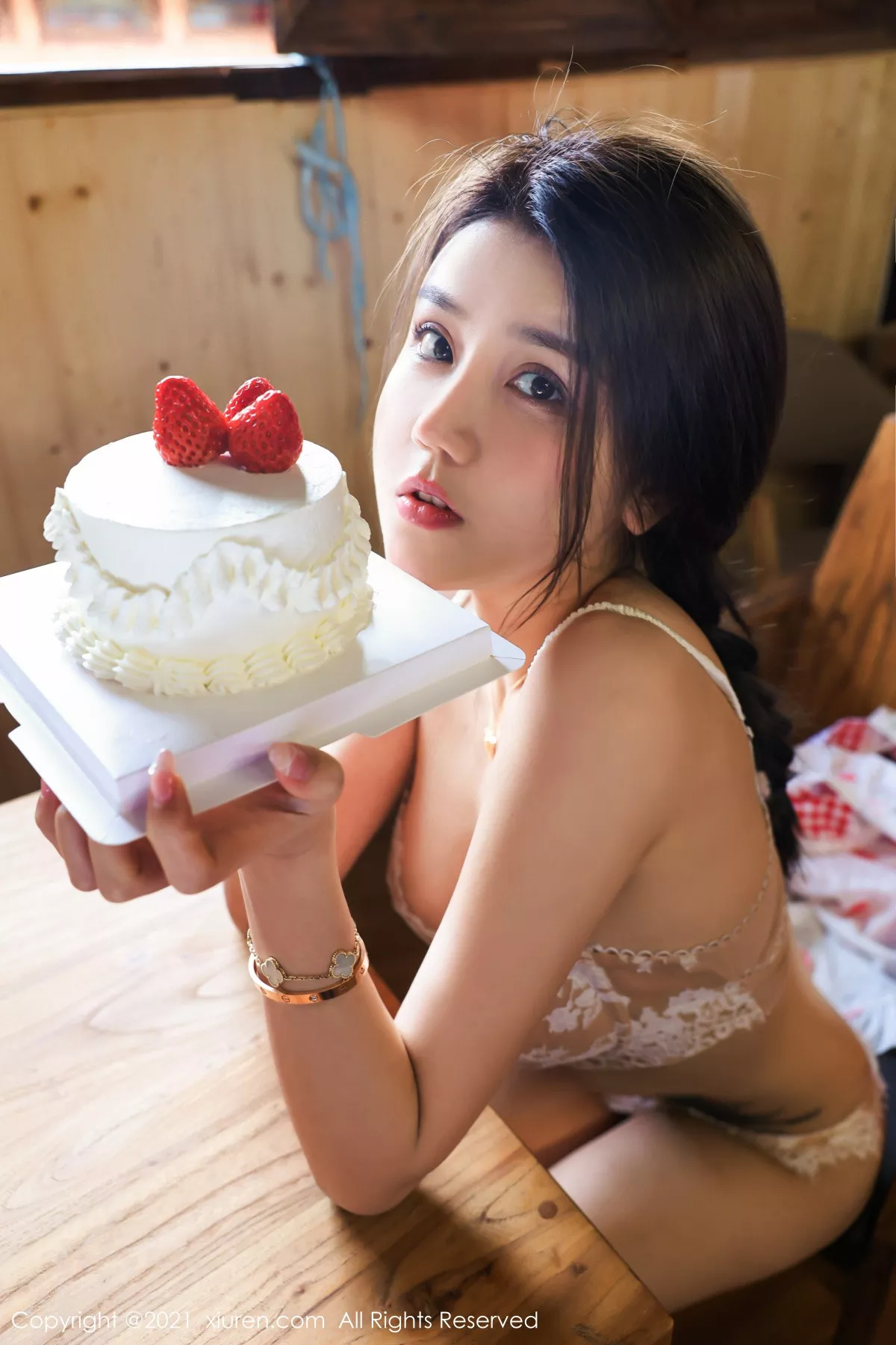 秀人集.com_[XiuRen秀人网]No.3243_嫩模夏西CiCi蛋糕室服务员主题半脱真空无内秀豪乳翘臀诱惑写真50P