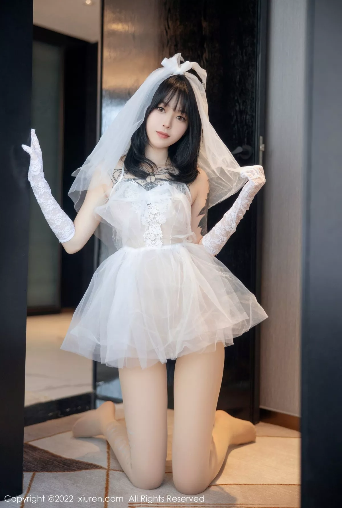 秀人集.com_[XiuRen秀人网]No.5212_模特奶瓶私房性感白色婚纱服饰配白色丝袜秀翘臀美腿诱惑写真89P