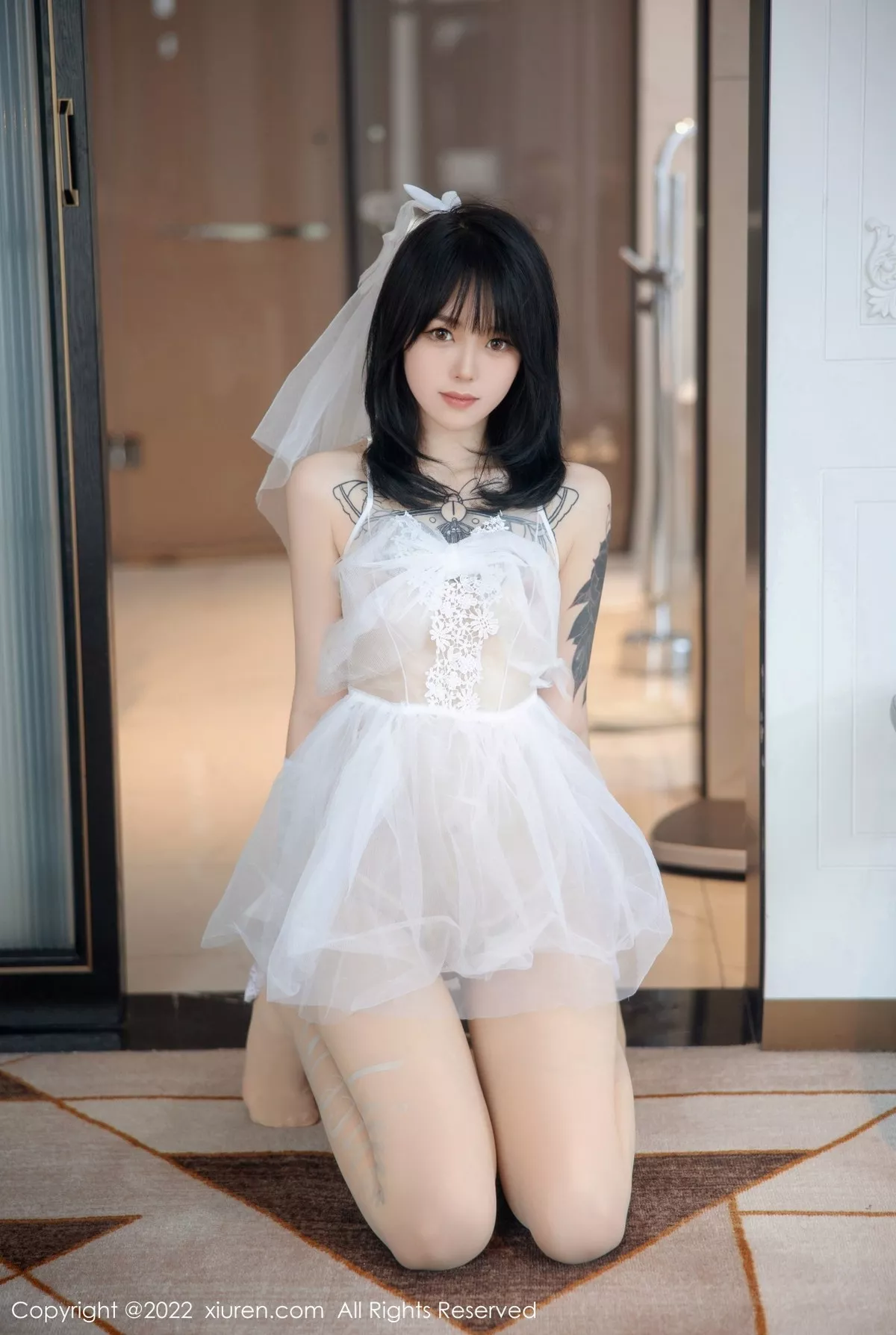 秀人集.com_[XiuRen秀人网]No.5212_模特奶瓶私房性感白色婚纱服饰配白色丝袜秀翘臀美腿诱惑写真89P