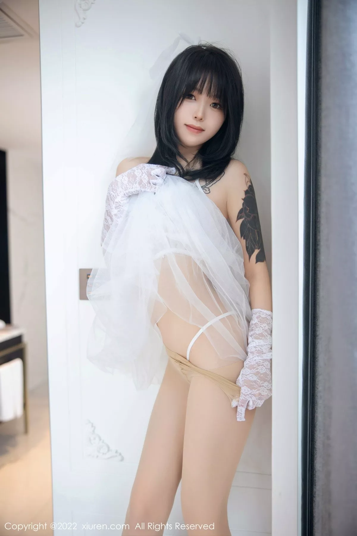 秀人集.com_[XiuRen秀人网]No.5212_模特奶瓶私房性感白色婚纱服饰配白色丝袜秀翘臀美腿诱惑写真89P