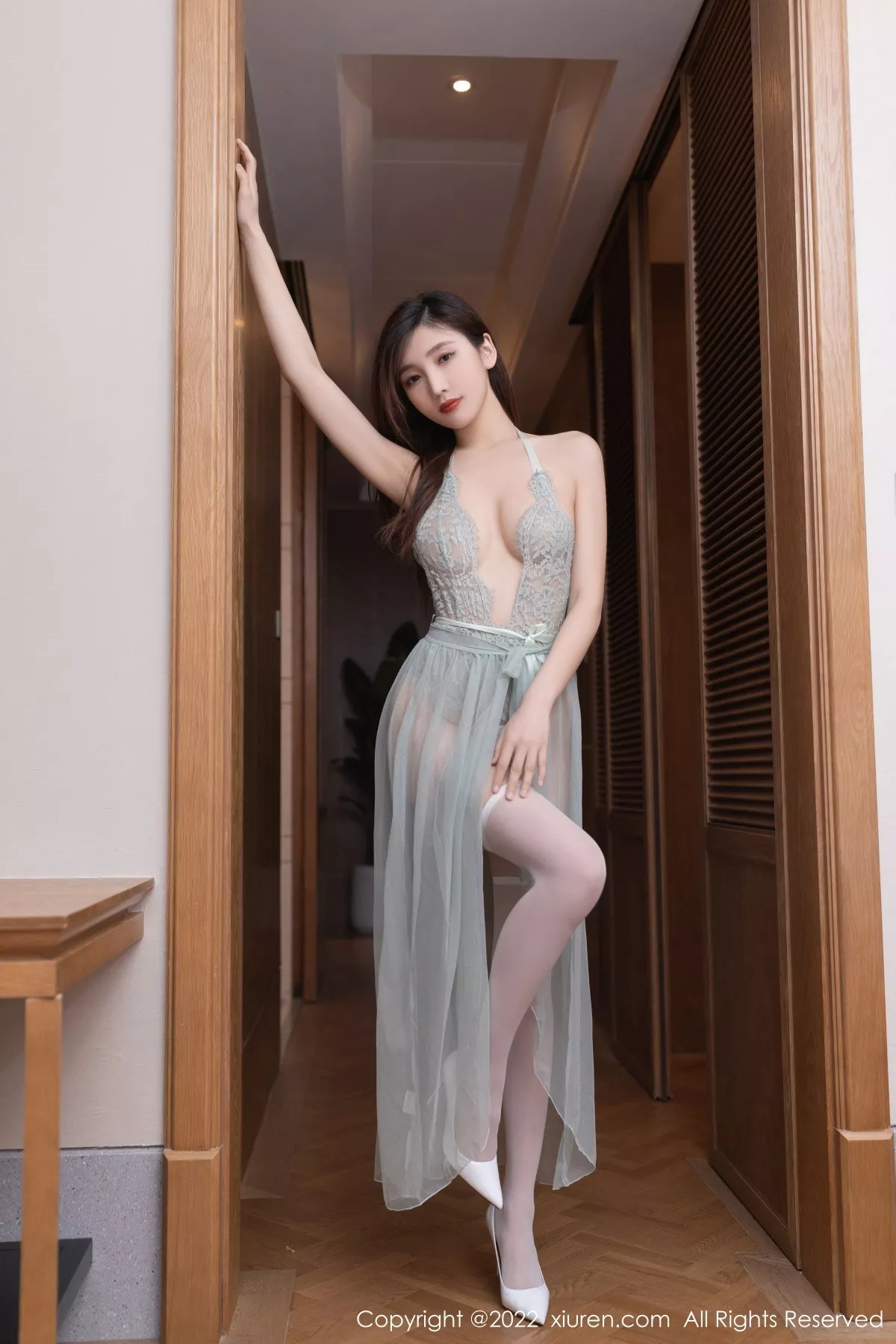 秀人集.com_[XiuRen秀人网]No.5213_模特陆萱萱广州-云南旅拍性感轻透薄纱连衣长裙撩人诱惑写真71P