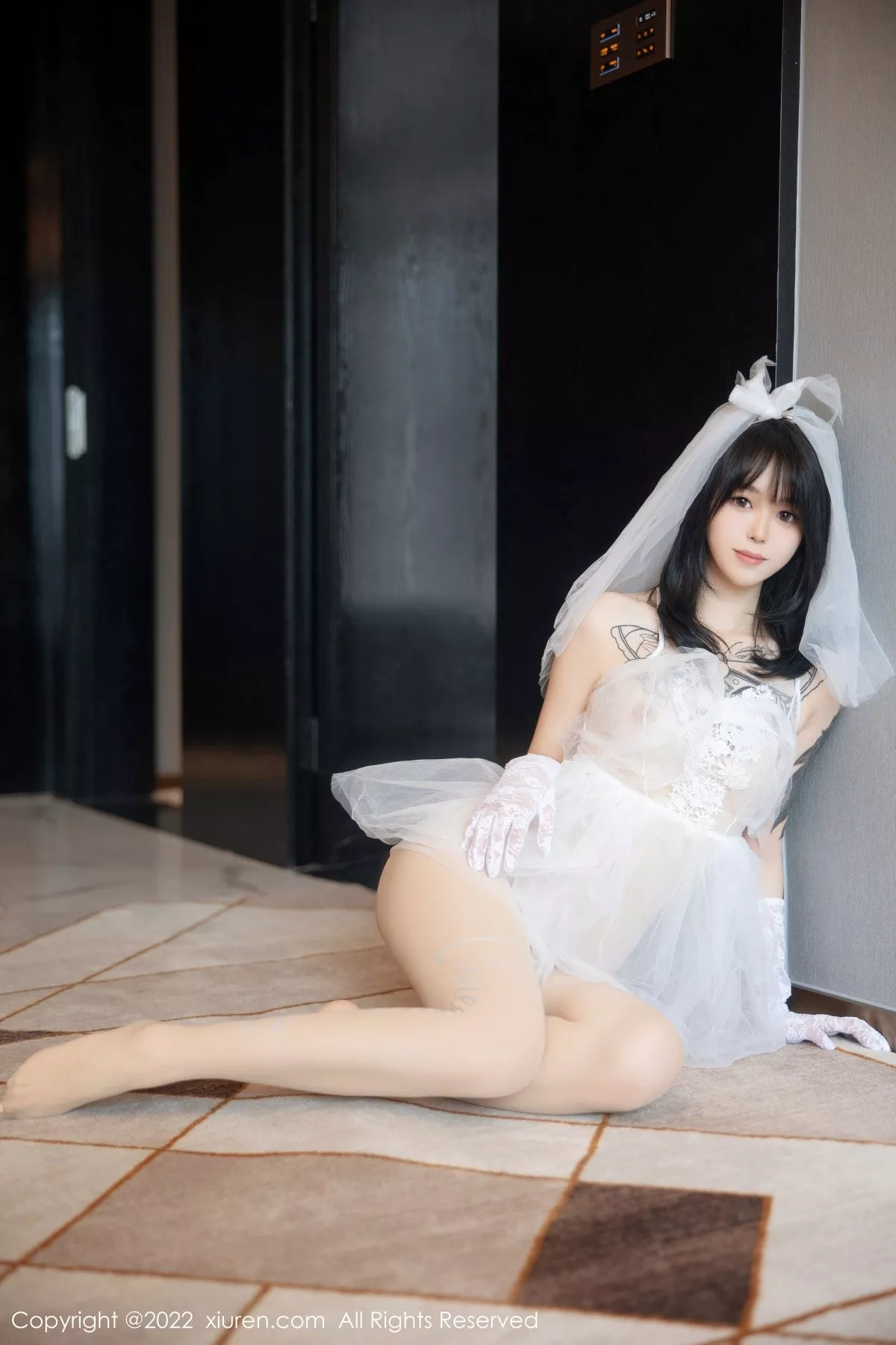 秀人集.com_[XiuRen秀人网]No.5212_模特奶瓶私房性感白色婚纱服饰配白色丝袜秀翘臀美腿诱惑写真89P