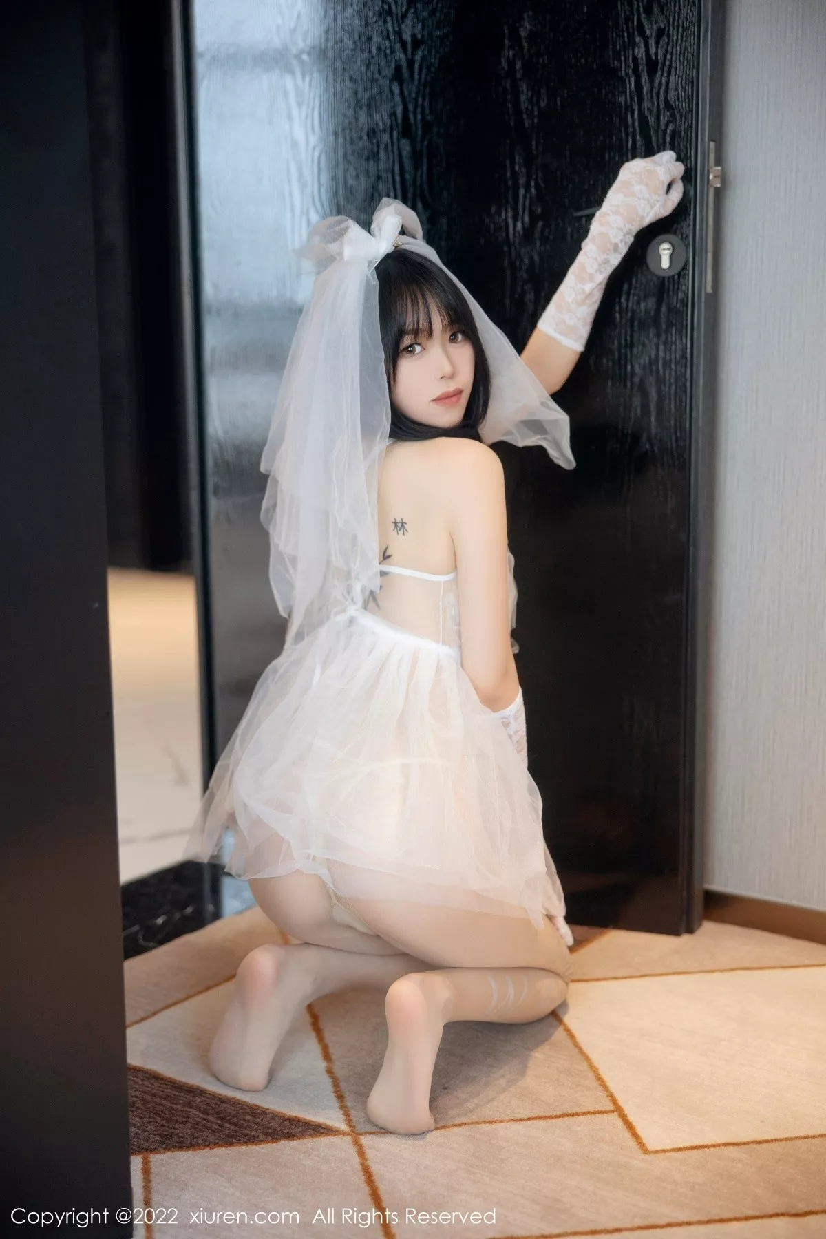秀人集.com_[XiuRen秀人网]No.5212_模特奶瓶私房性感白色婚纱服饰配白色丝袜秀翘臀美腿诱惑写真89P