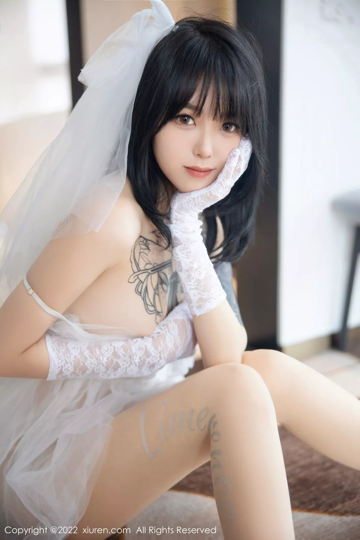 秀人集.com_[XiuRen秀人网]No.5212_模特奶瓶私房性感白色婚纱服饰配白色丝袜秀翘臀美腿诱惑写真89P