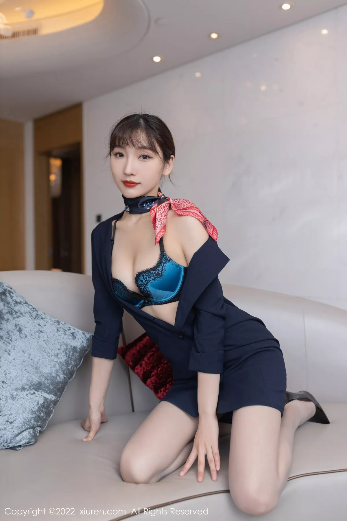 秀人集.com_[XiuRen秀人网]No.5245_模特陆萱萱广州-云南旅拍脱深蓝色空姐制服露蕾丝内衣诱惑写真73P
