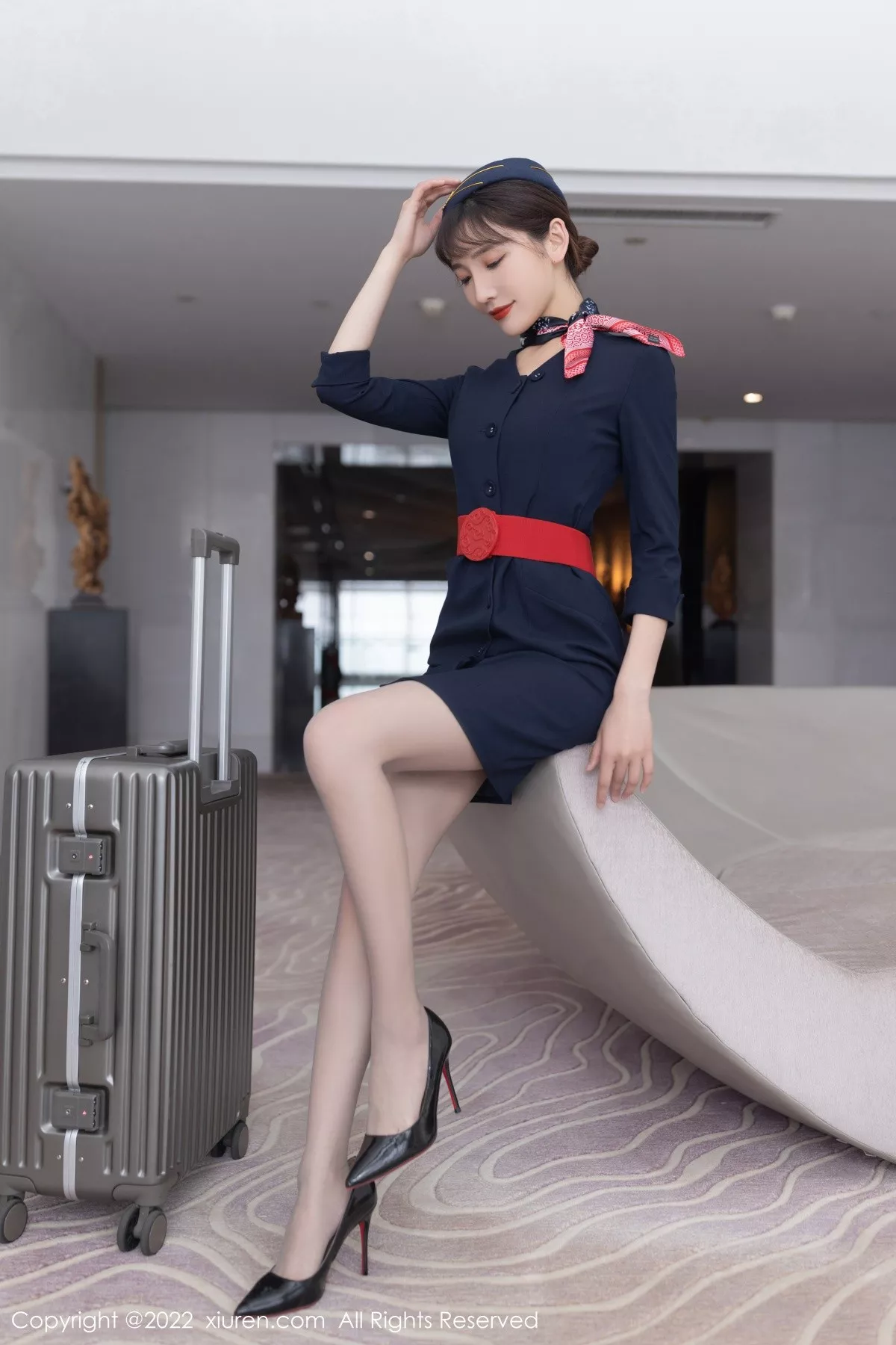 秀人集.com_[XiuRen秀人网]No.5245_模特陆萱萱广州-云南旅拍脱深蓝色空姐制服露蕾丝内衣诱惑写真73P