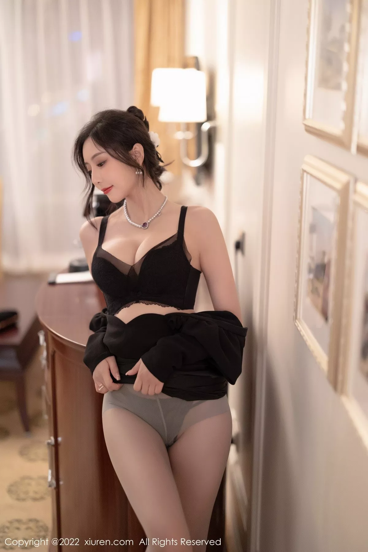 秀人集.com_[XiuRen秀人网]No.5251_女神王馨瑶yanni厦门旅拍脱连衣裙露性感黑色蕾丝内衣诱惑写真86P