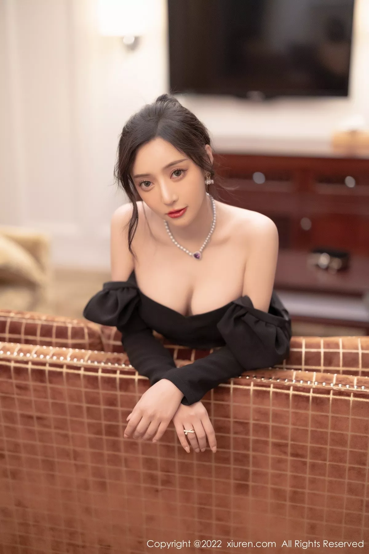 秀人集.com_[XiuRen秀人网]No.5251_女神王馨瑶yanni厦门旅拍脱连衣裙露性感黑色蕾丝内衣诱惑写真86P
