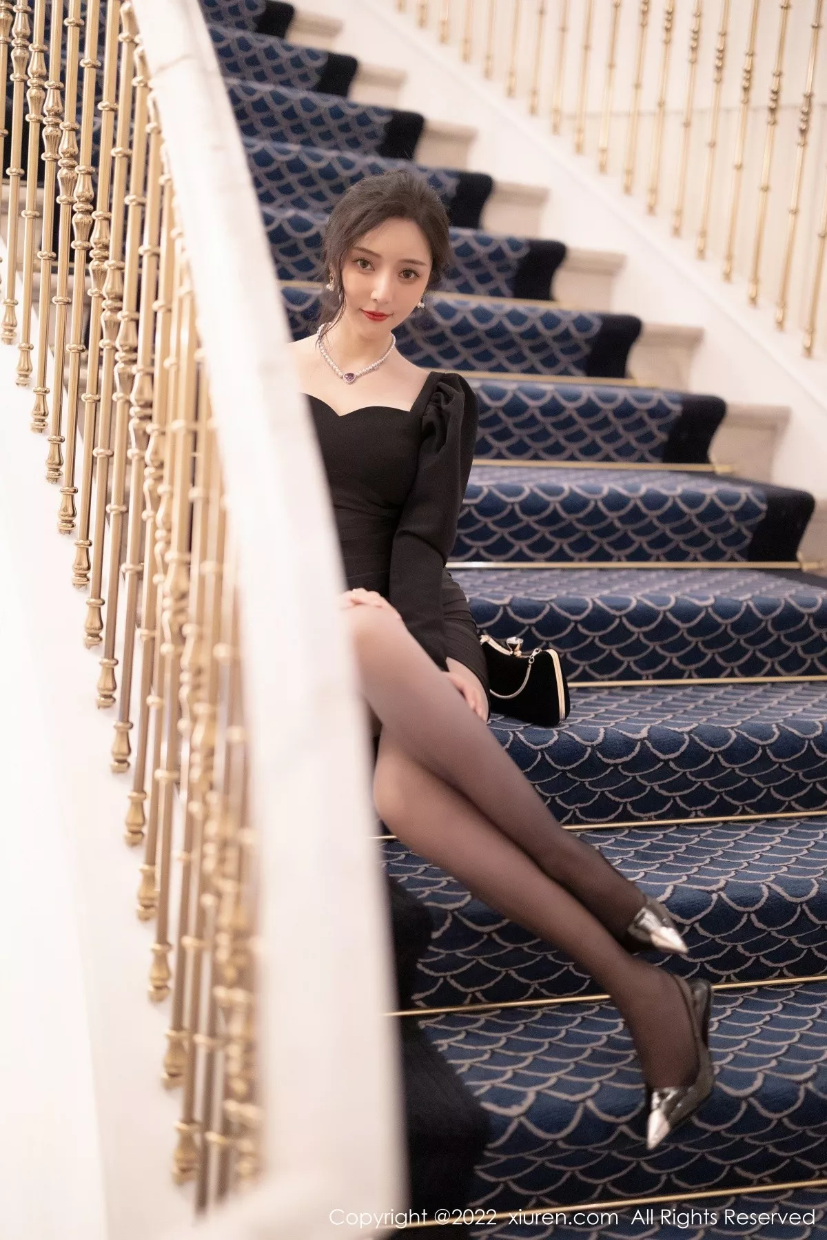秀人集.com_[XiuRen秀人网]No.5251_女神王馨瑶yanni厦门旅拍脱连衣裙露性感黑色蕾丝内衣诱惑写真86P