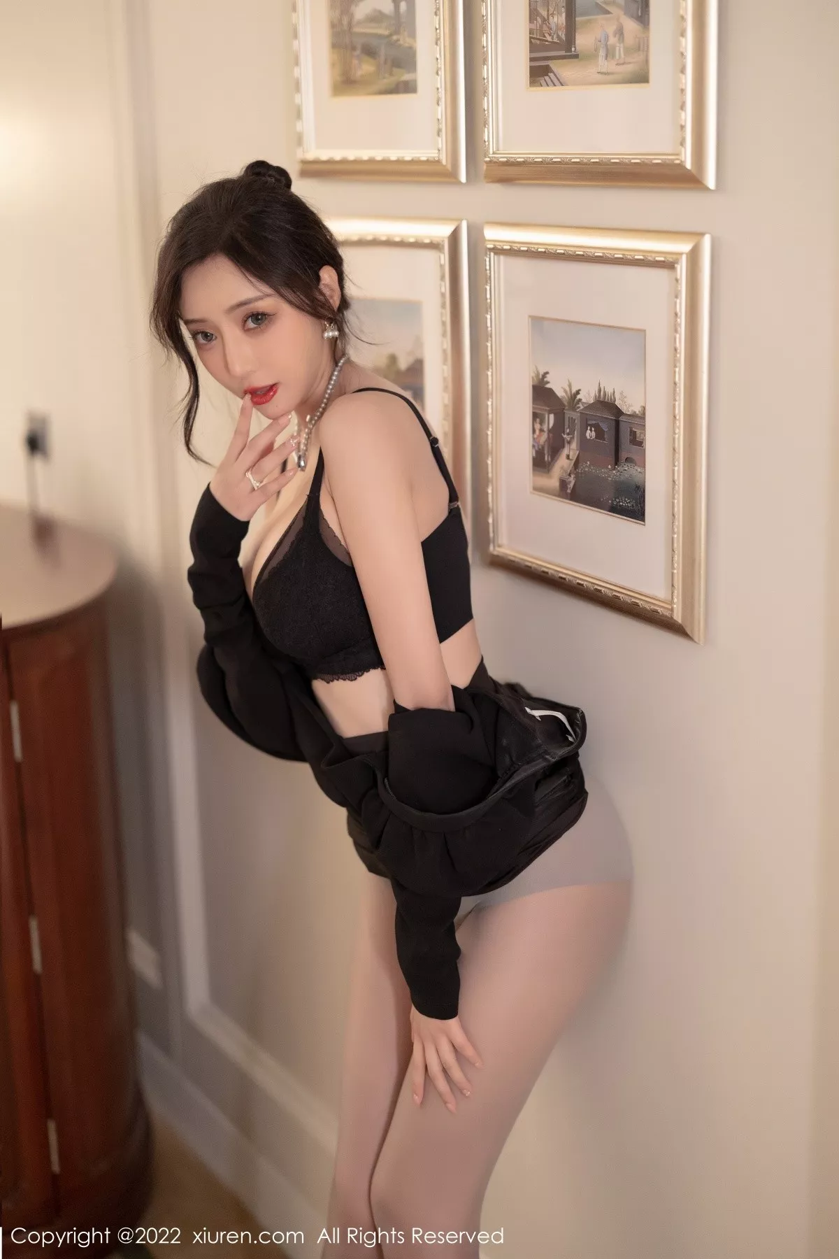 秀人集.com_[XiuRen秀人网]No.5251_女神王馨瑶yanni厦门旅拍脱连衣裙露性感黑色蕾丝内衣诱惑写真86P