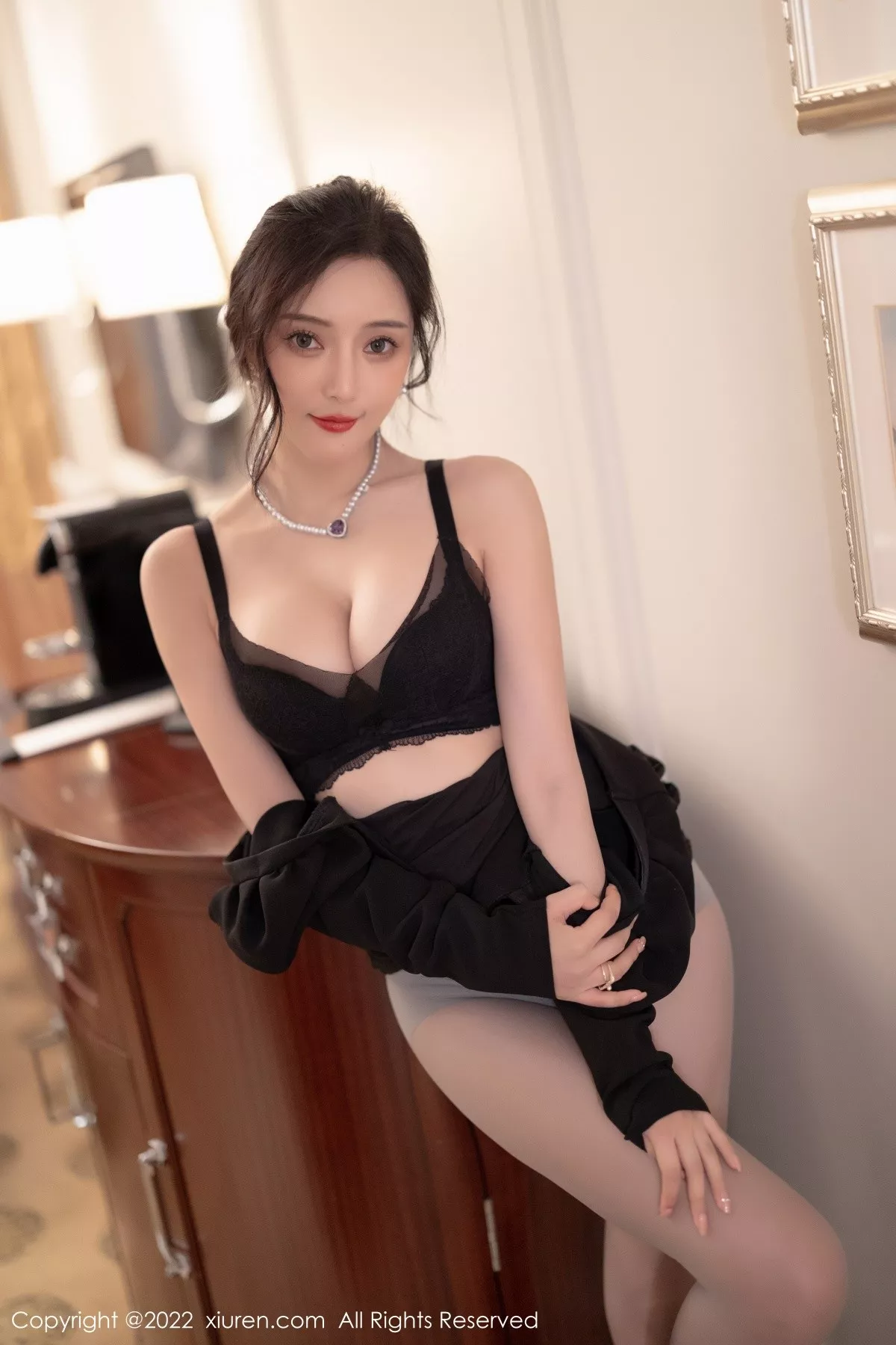 秀人集.com_[XiuRen秀人网]No.5251_女神王馨瑶yanni厦门旅拍脱连衣裙露性感黑色蕾丝内衣诱惑写真86P