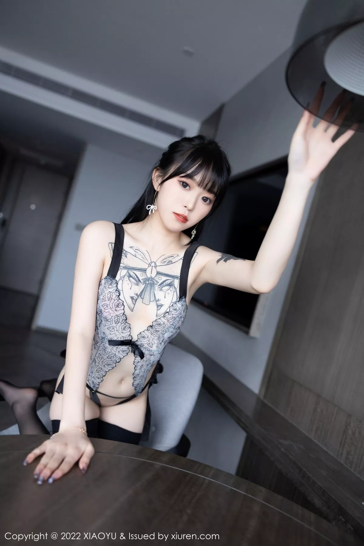 秀人集.com_[XiaoYu画语界]Vol.817_模特奶瓶私房性感浅色轻透露背衣配黑丝袜秀翘臀美腿诱惑写真92P