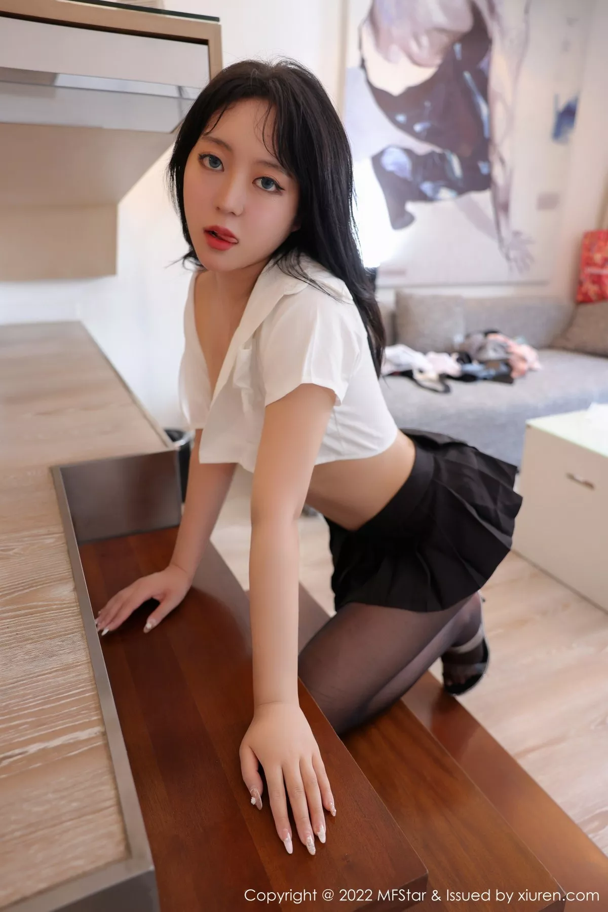 秀人集.com_[MFStar模范学院]Vol.563_新人模特露露candy性感白T配黑短裙露开档黑丝撩人诱惑写真50P