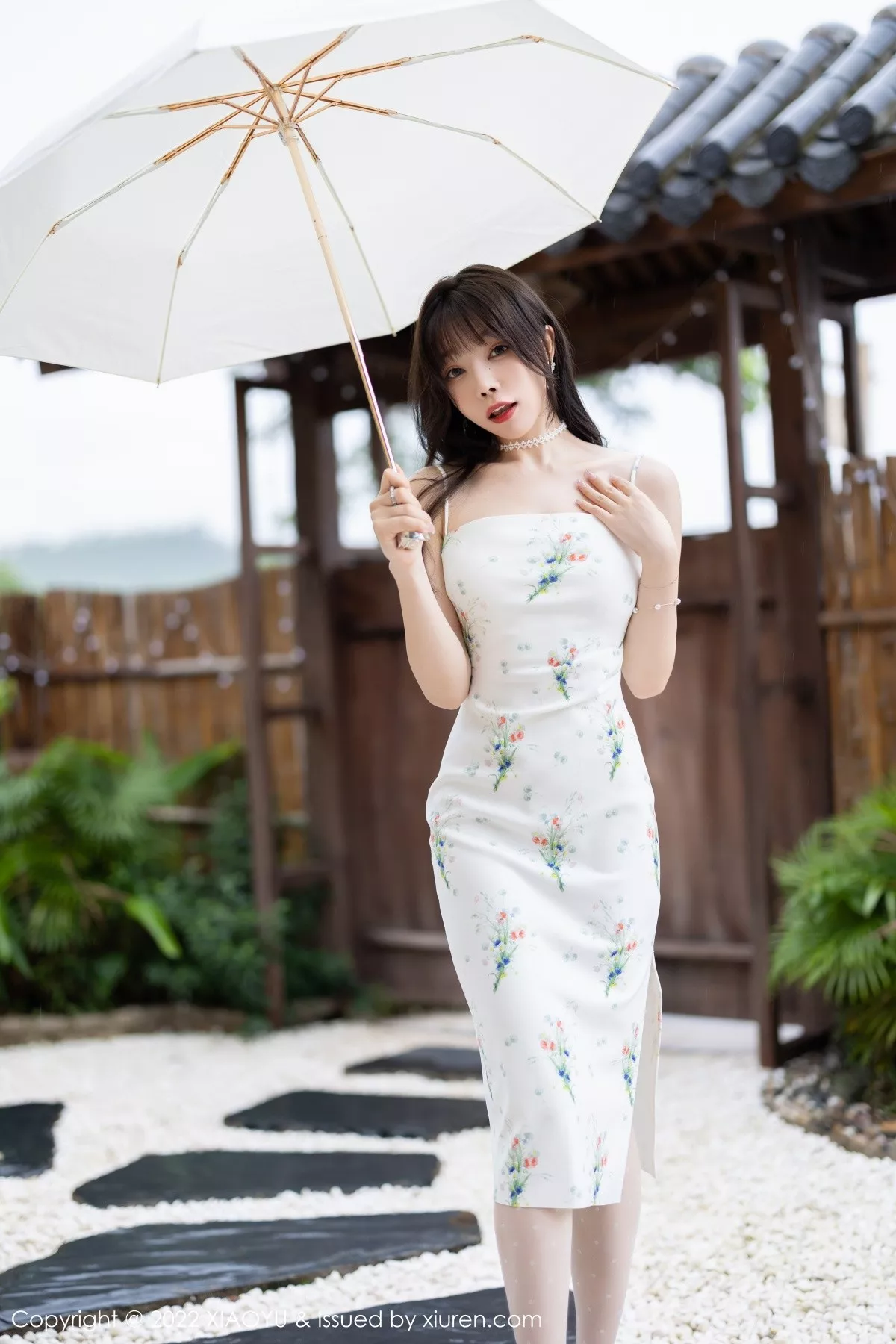 秀人集.com_[XiaoYu画语界]Vol.818_女神芝芝Booty脱性感白色吊带连衣裙露黄色蕾丝内衣诱惑写真94P