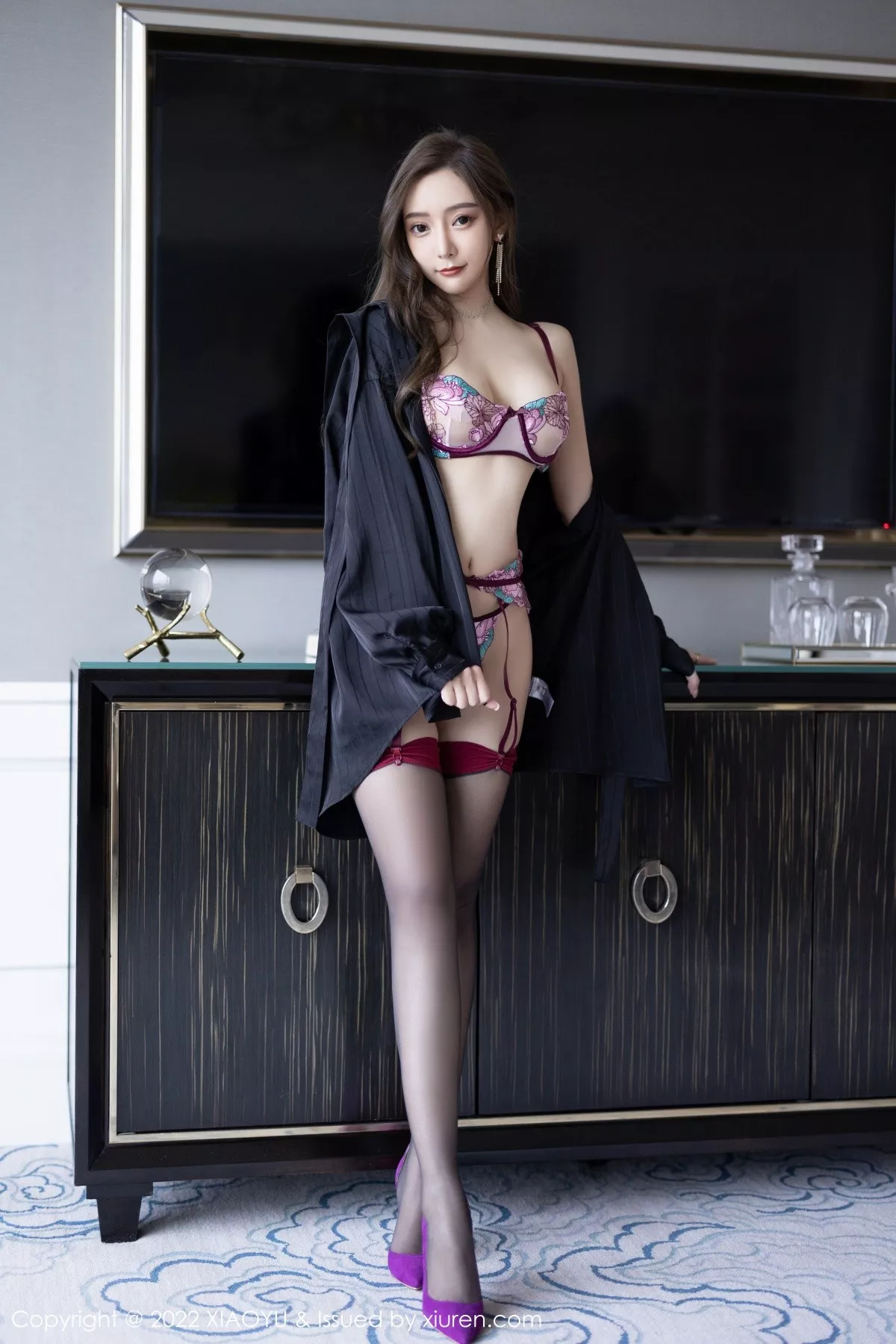 秀人集.com_[XiaoYu画语界]Vol.820_女神王馨瑶yanni私房脱黑色外衣露艳红色轻透内衣迷人诱惑写真71P