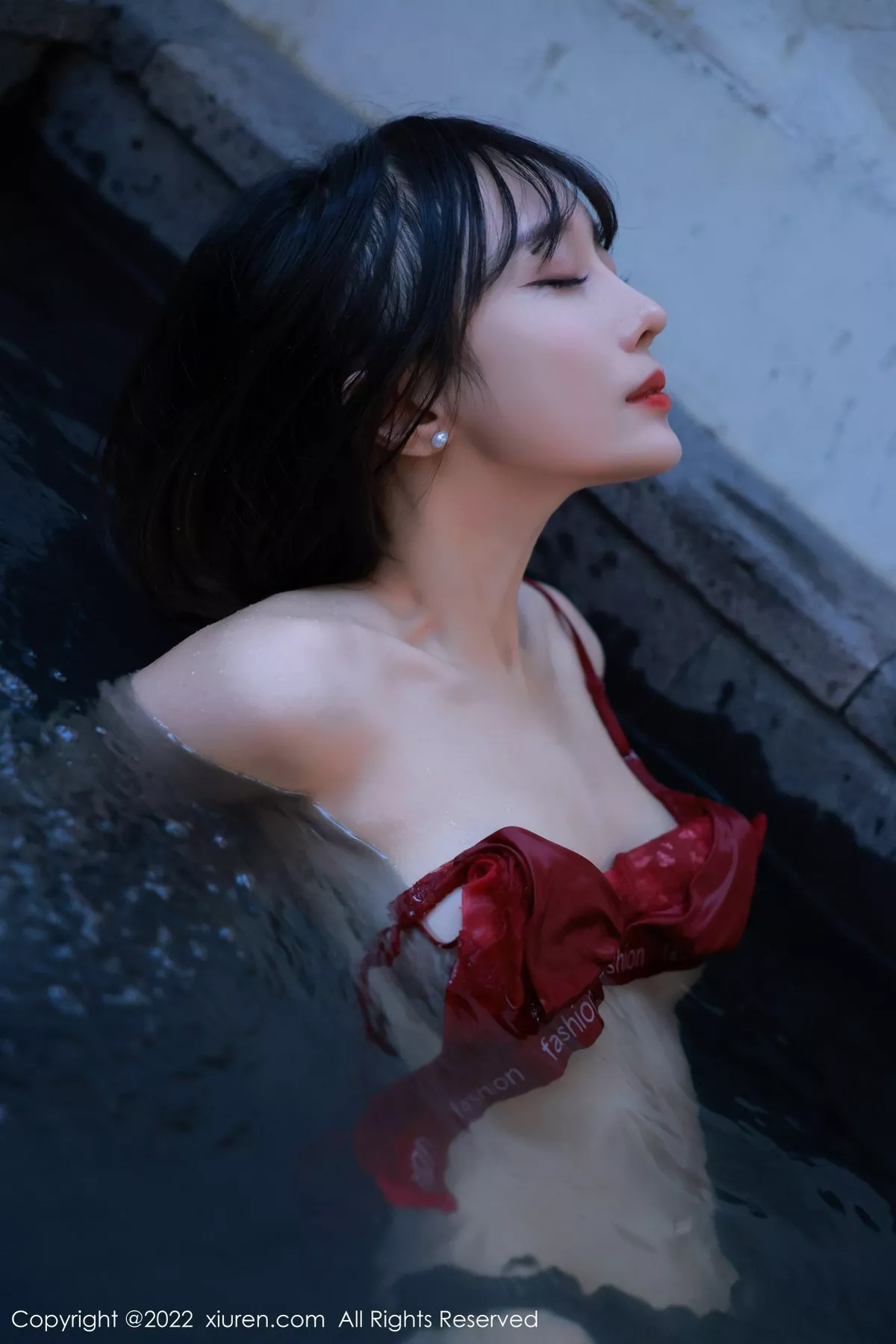 秀人集.com_[XiuRen秀人网]No.5283_模特玥儿玥er澳门旅拍半脱露红色蕾丝内衣秀完美身材诱惑写真52P