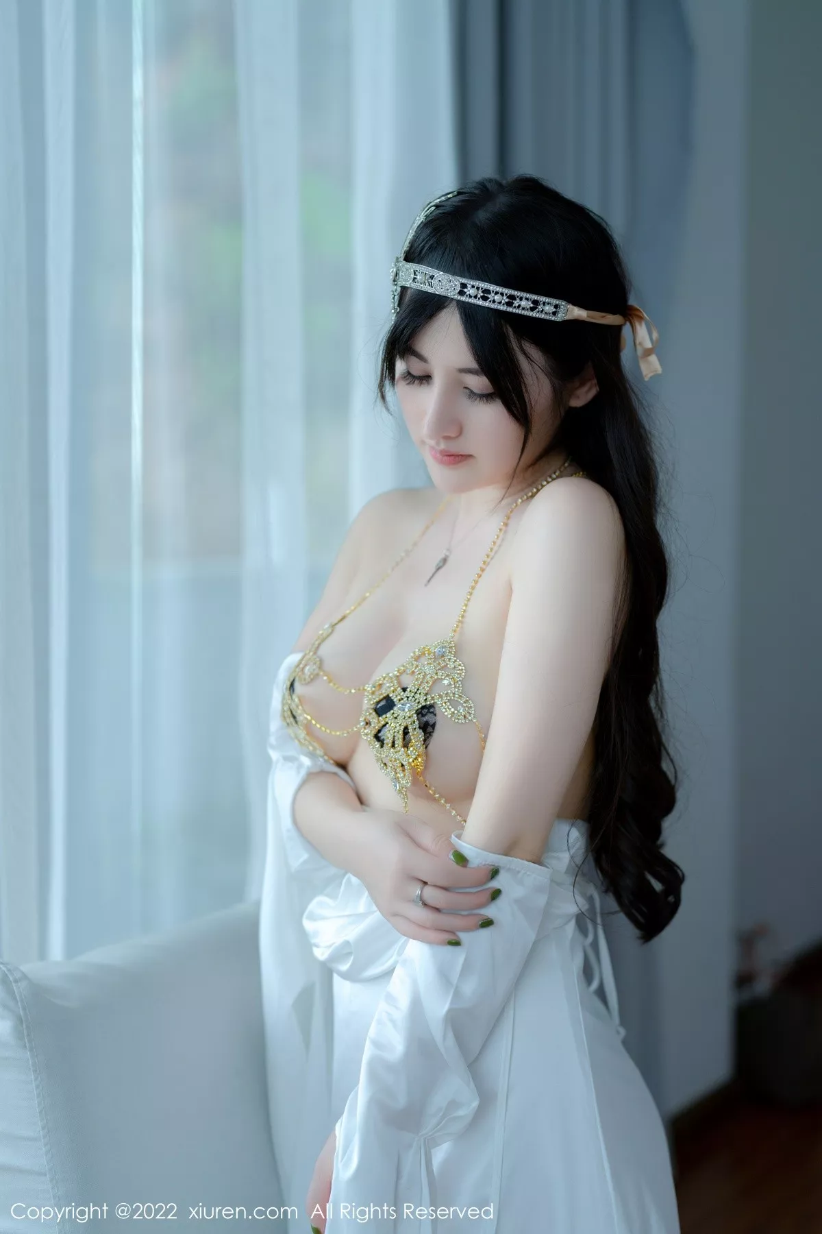 秀人集.com_[XiuRen秀人网]No.5288_模特诗诗kiki大理旅拍白色露肩长裙秀诱人金色内衣惹火诱惑写真59P