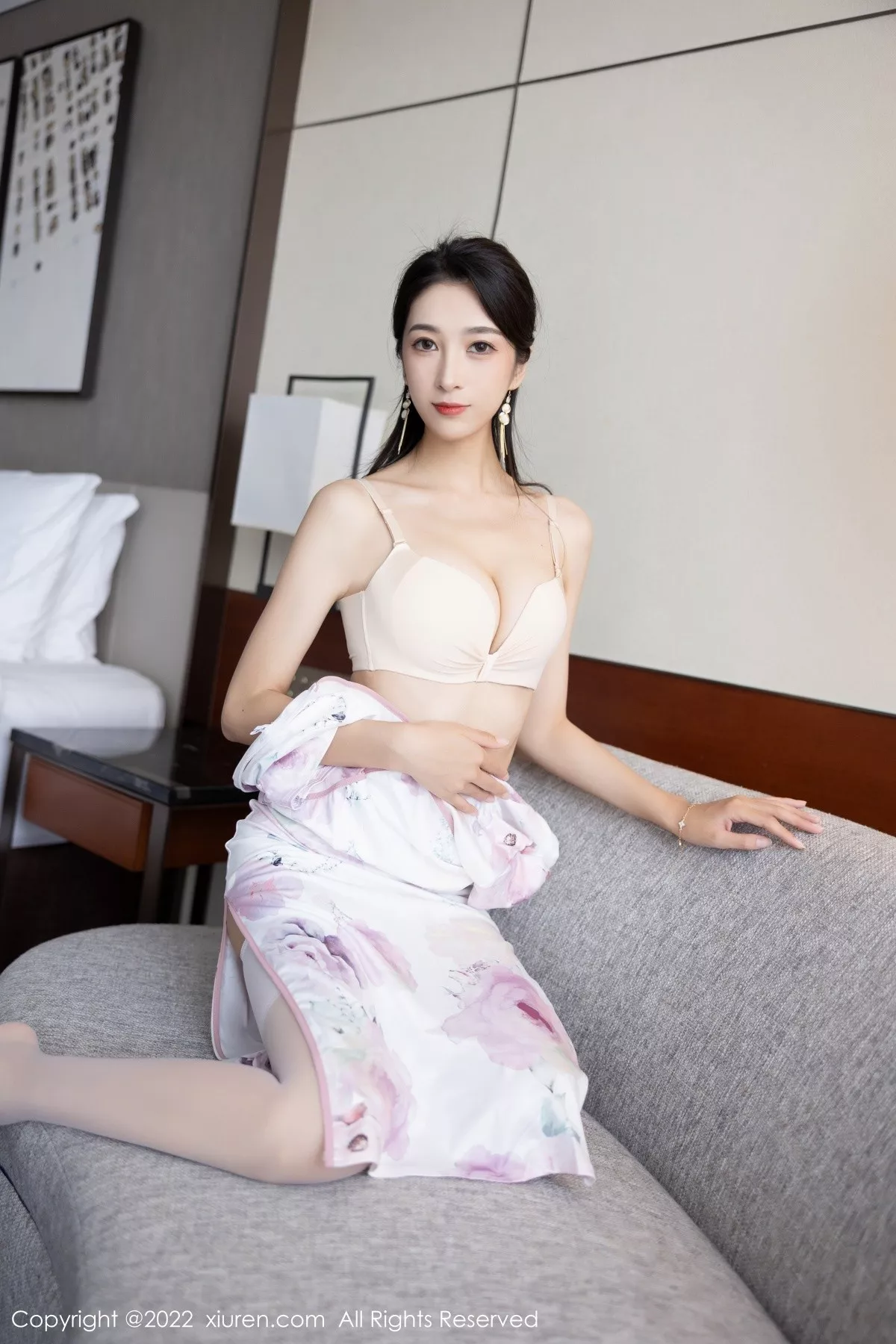 秀人集.com_[XiuRen秀人网]No.5290_模特林乐一私房脱白色轻透旗袍露性感内衣白丝吊袜诱惑写真74P