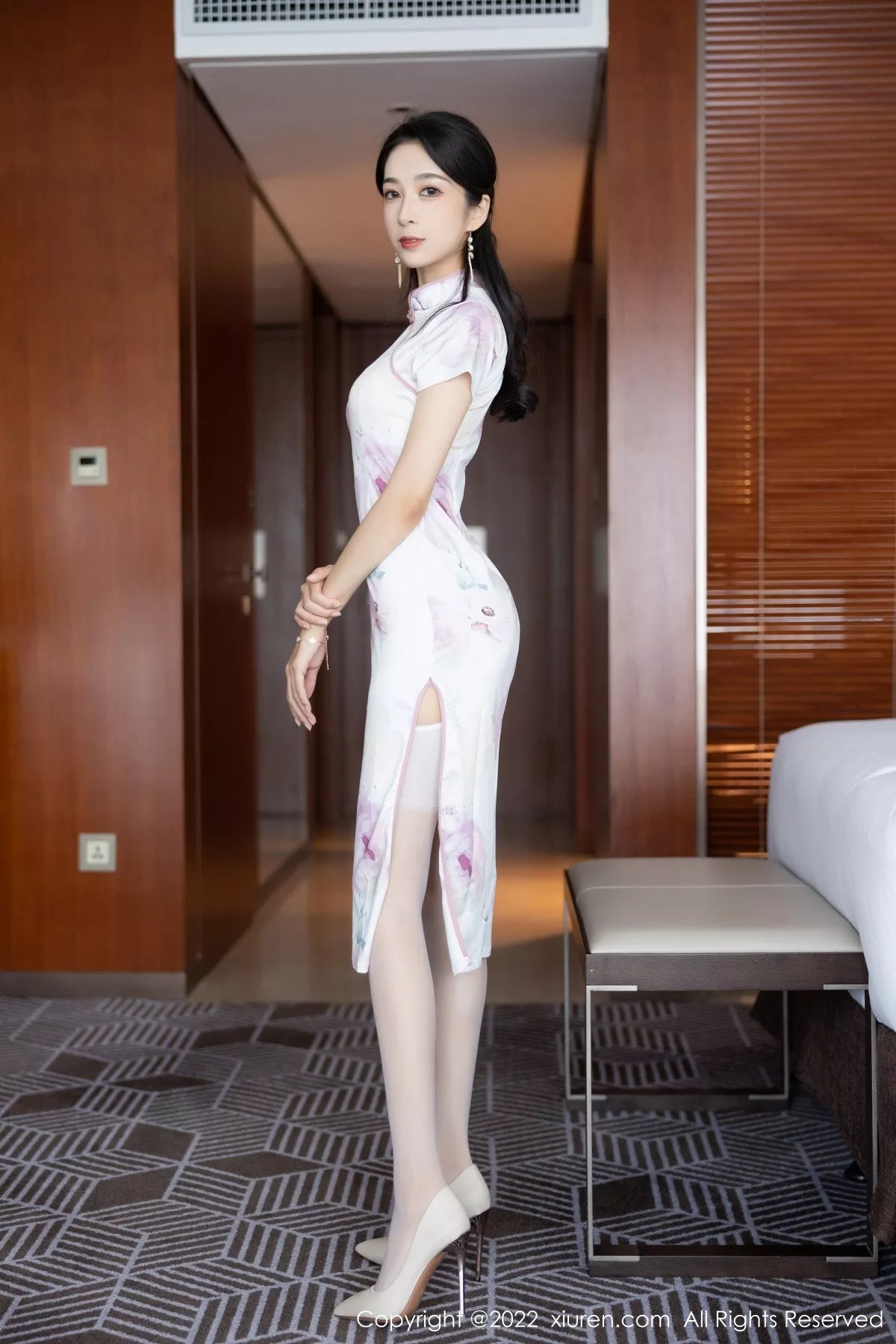 秀人集.com_[XiuRen秀人网]No.5290_模特林乐一私房脱白色轻透旗袍露性感内衣白丝吊袜诱惑写真74P