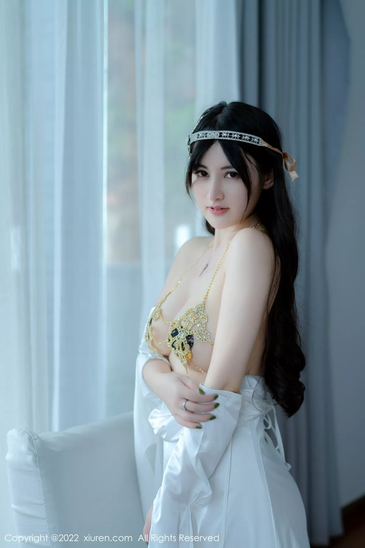 秀人集.com_[XiuRen秀人网]No.5288_模特诗诗kiki大理旅拍白色露肩长裙秀诱人金色内衣惹火诱惑写真59P