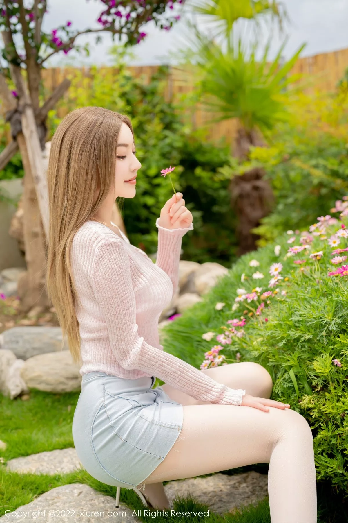 秀人集.com_[XiuRen秀人网]No.5295_女神朱可儿Flora大理旅拍粉色上衣配超薄无内肉丝撩人诱惑写真71P
