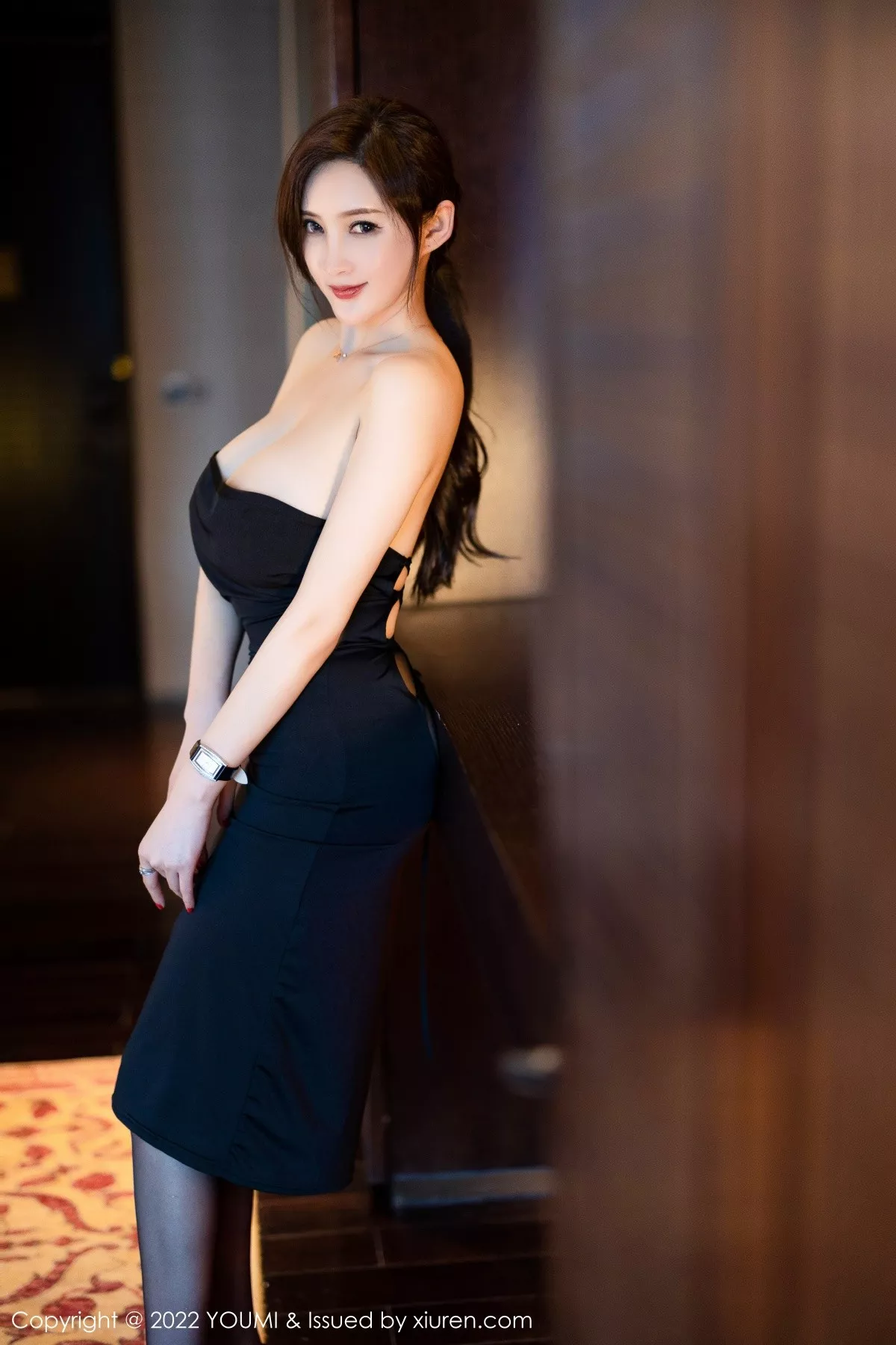 秀人集.com_[YouMi尤蜜荟]Vol.817_女神奶瓶土肥圆私房黑色露肩裙配超薄黑丝秀完美身材诱惑写真92P