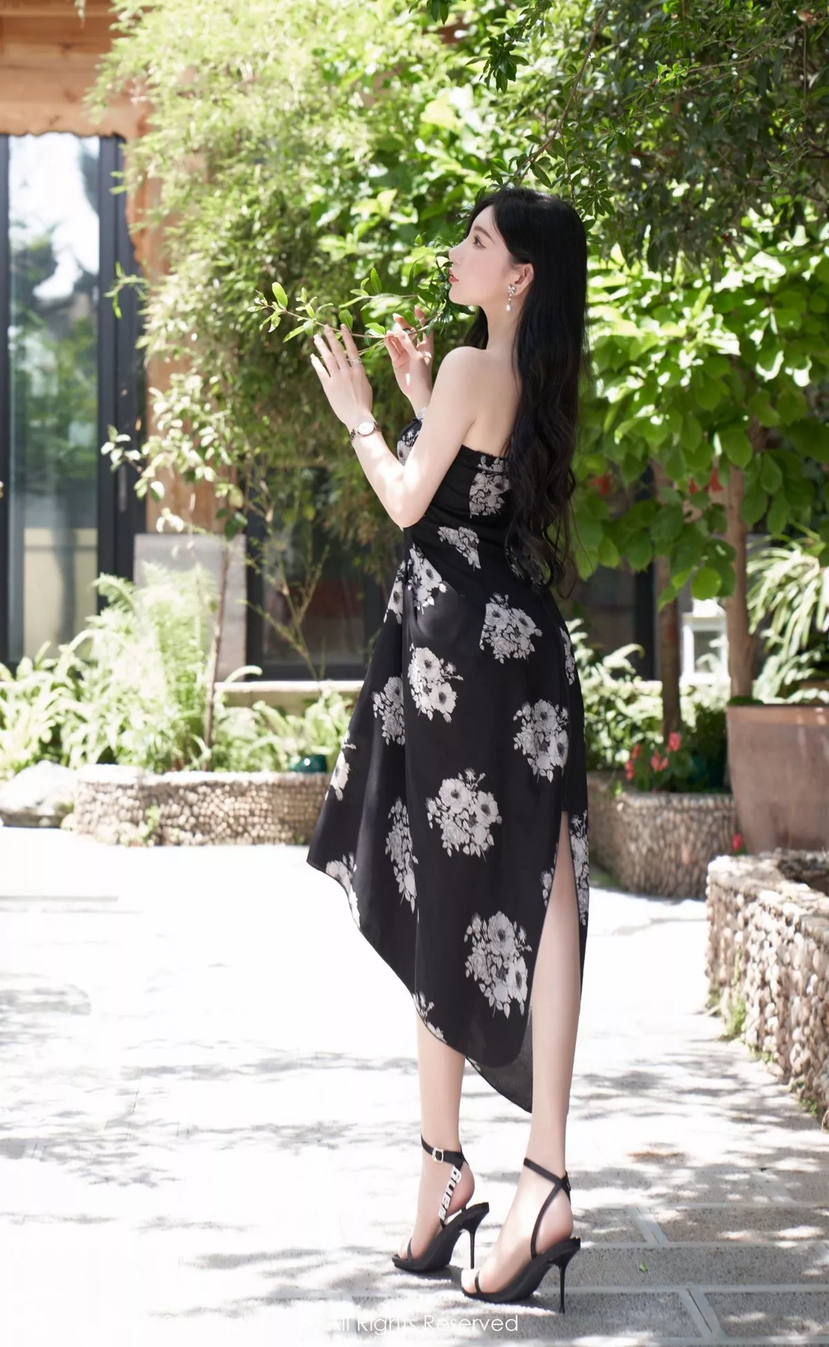 秀人集.com_[XiuRen秀人网]No.5307_女神周于希Sally心愿旅拍黑色露肩连衣长裙秀完美身材诱惑写真90P