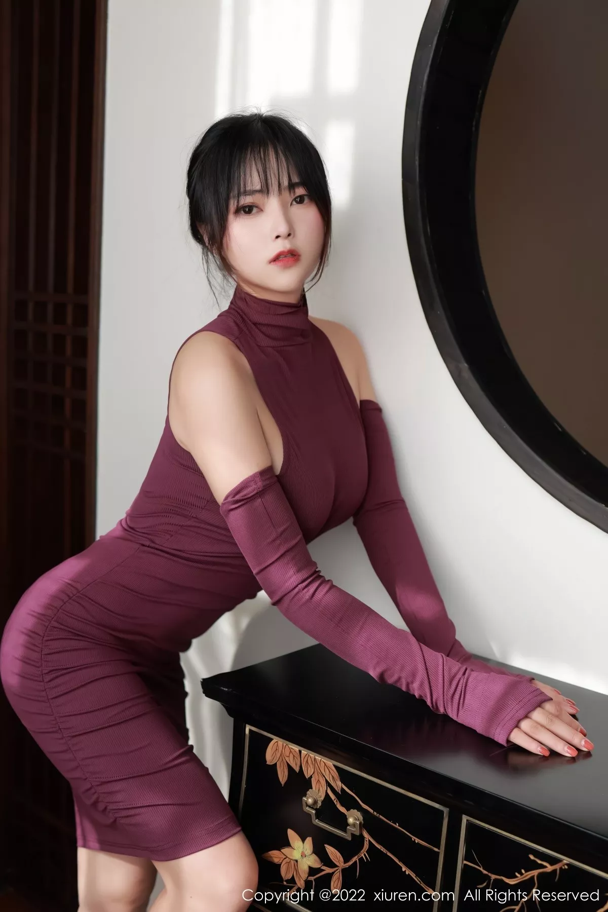 秀人集.com_[XiuRen秀人网]No.5302_模特奈沐子澳门旅拍室内场景紫红色连衣裙秀曼妙身材诱惑写真46P
