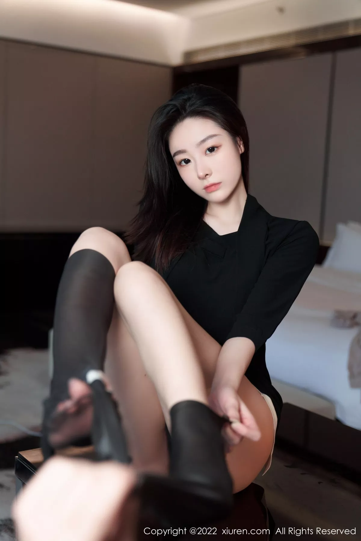 秀人集.com_[XiuRen秀人网]No.5312_模特是小逗逗黑色轻透上衣配白色短裙露超薄无内黑丝诱惑写真90P