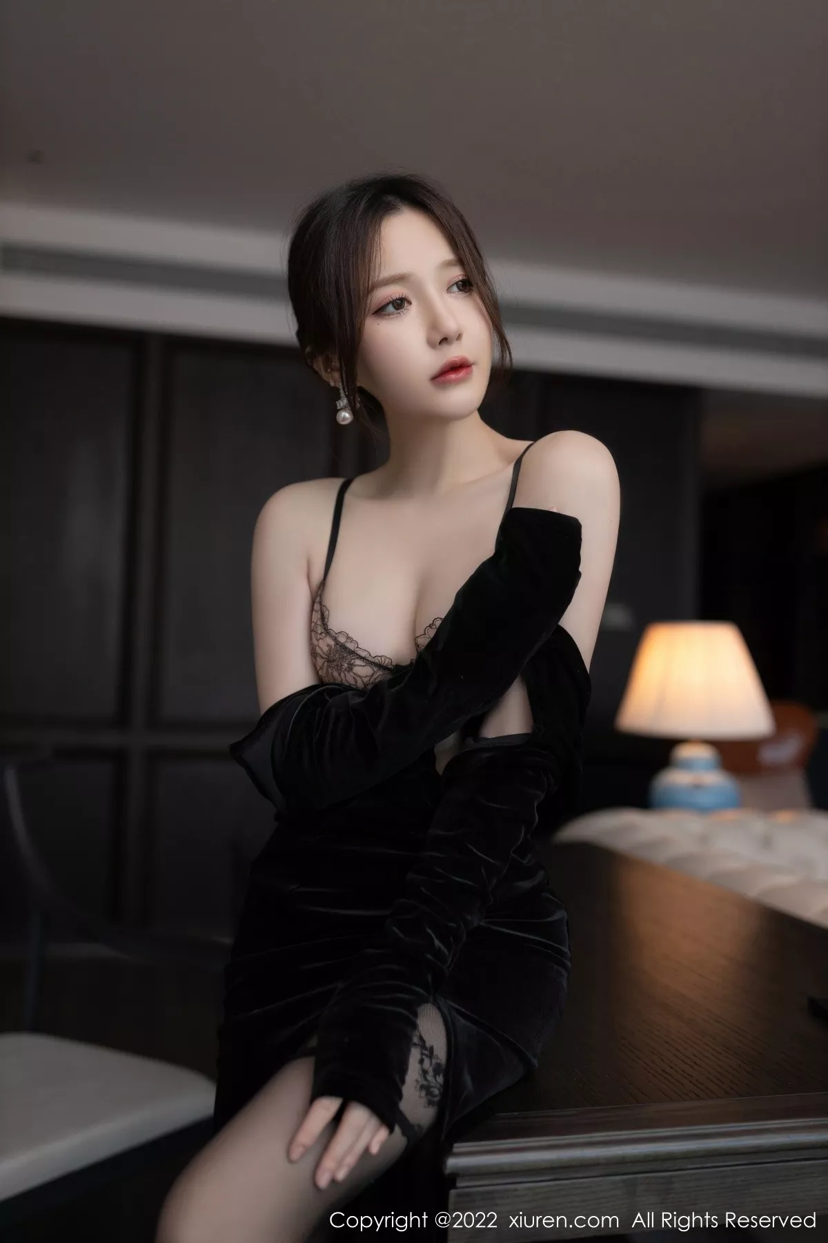 秀人集.com_[XiuRen秀人网]No.5362_模特鱼子酱Fish云南旅拍脱黑色露肩礼裙露蕾丝内衣迷人诱惑写真79P